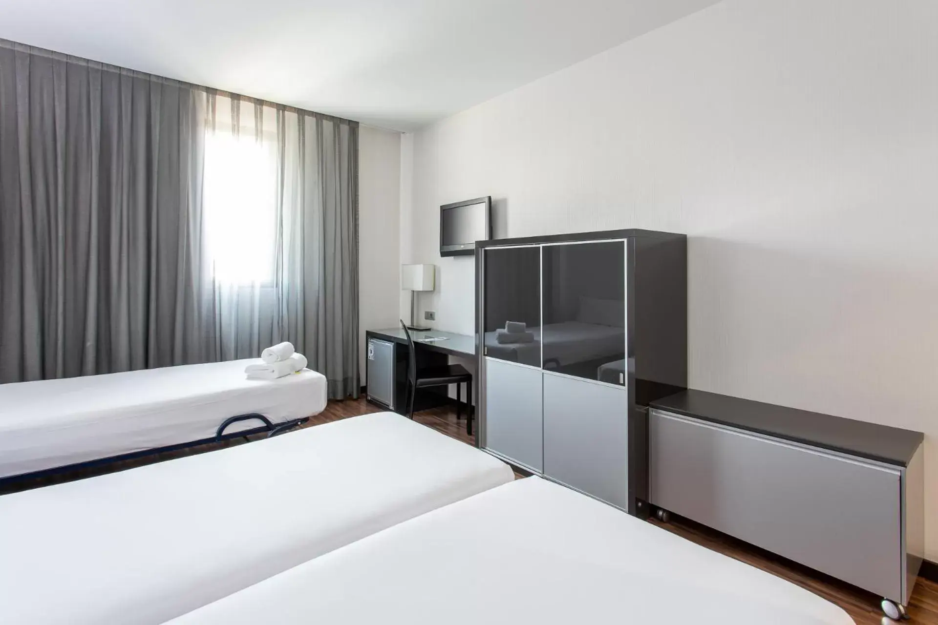 Bed, TV/Entertainment Center in Hotel Ciudad de Móstoles