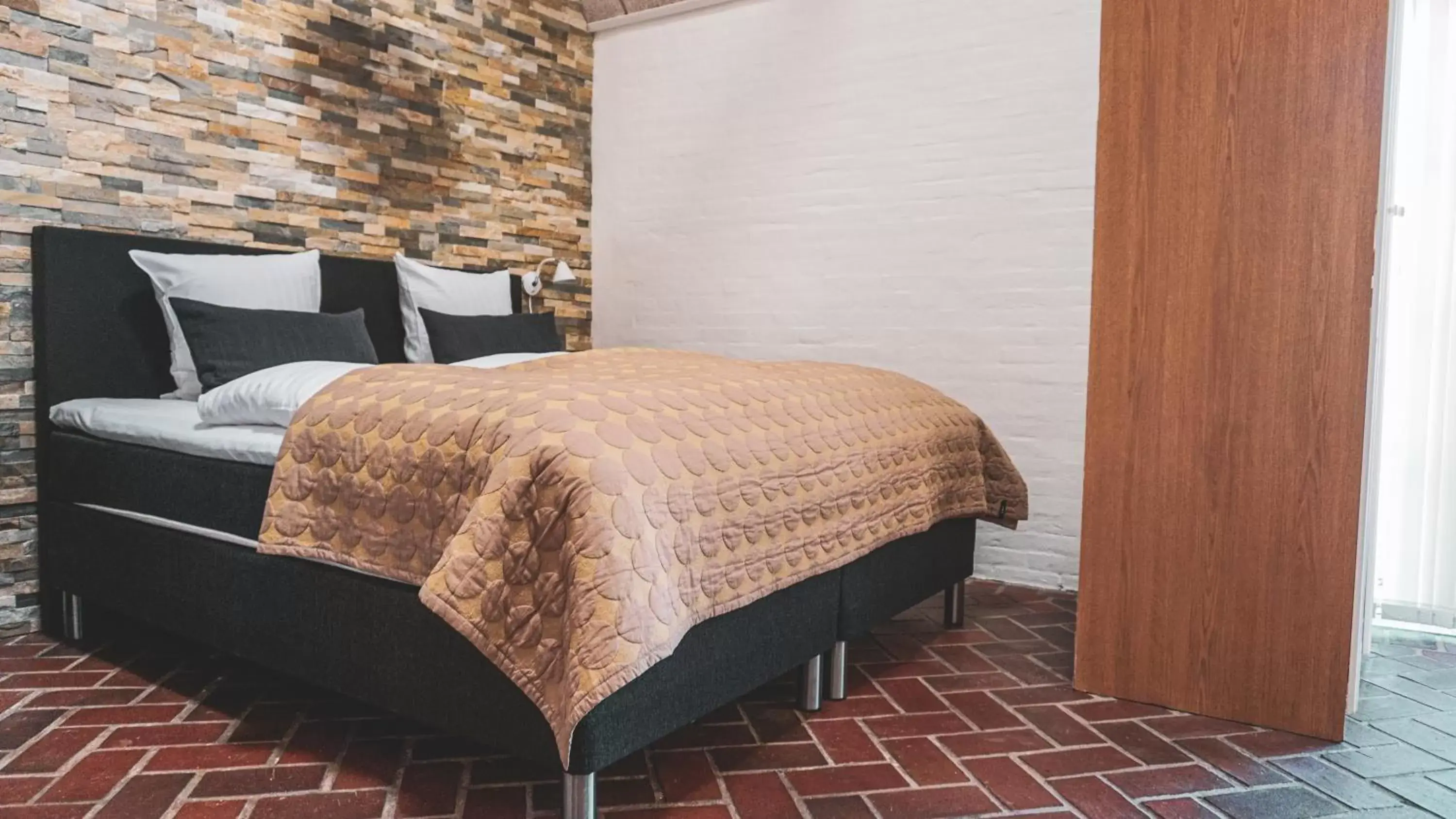 Double Room with Private Bathroom - single occupancy in Fladbro Kro Double Room with Private Bathroom - single occupancy in Fladbro Kro