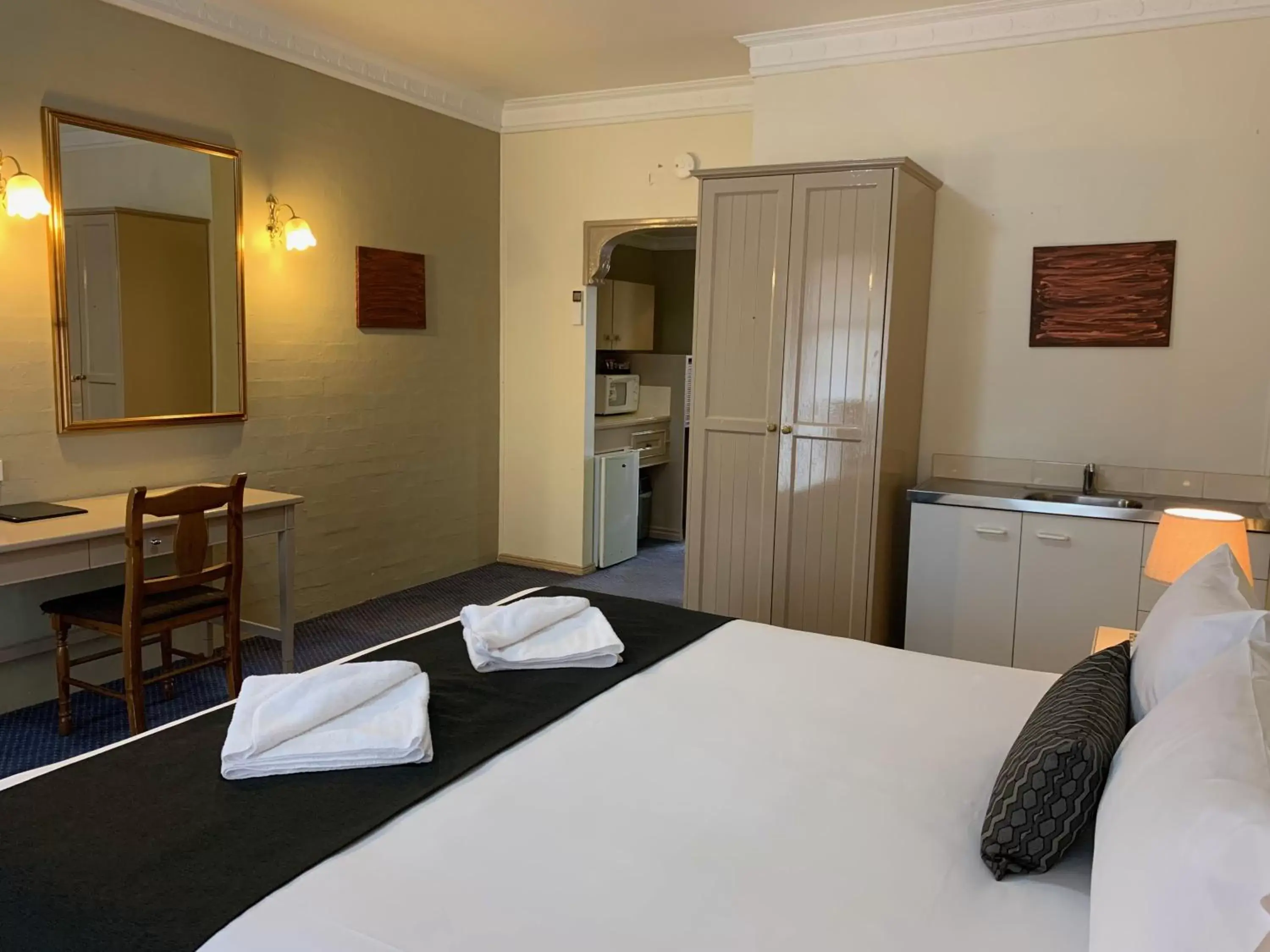 Photo of the whole room, Bed in Heritage Motor Inn Goulburn