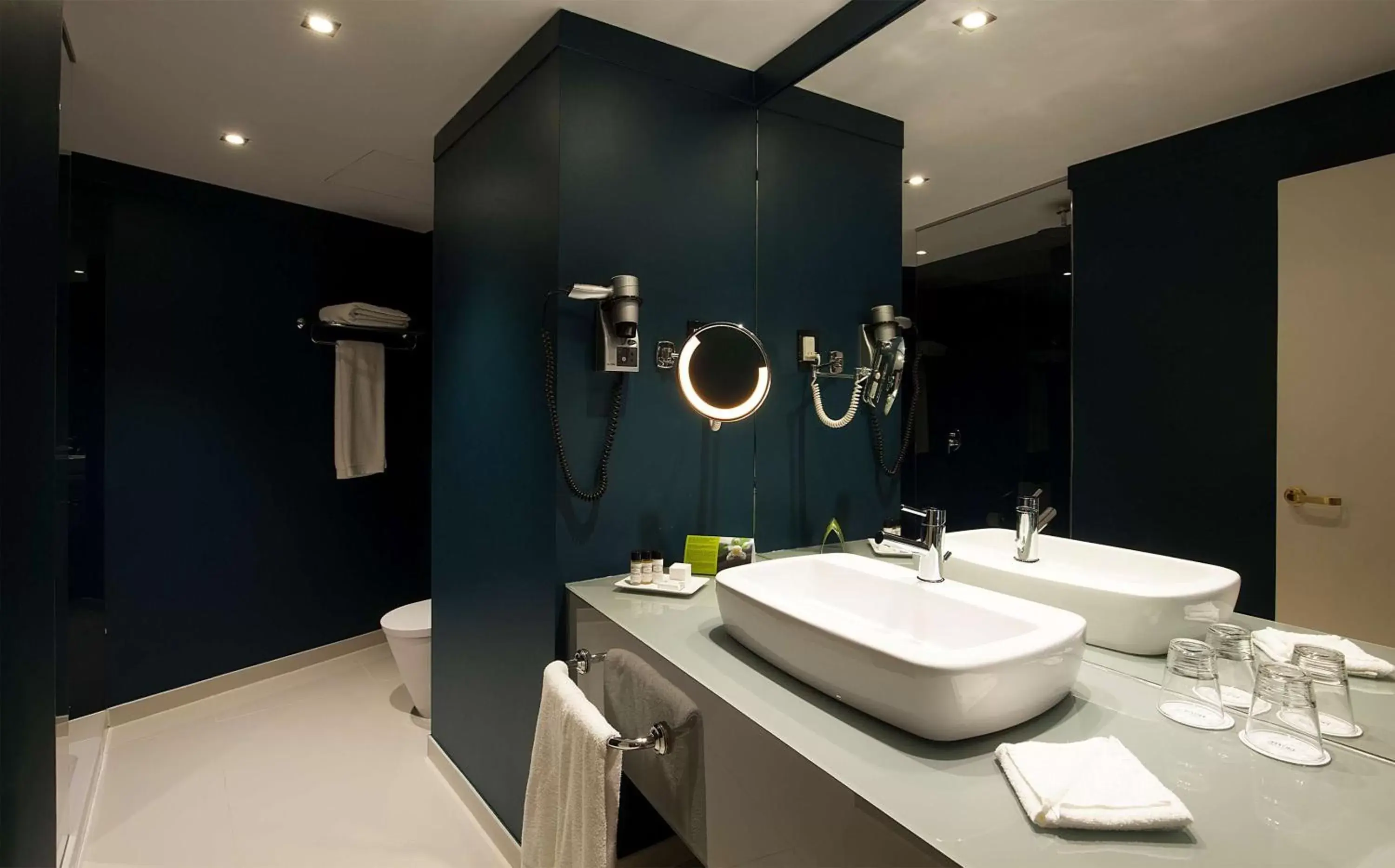 Bathroom in Tivoli Oriente Lisboa Hotel