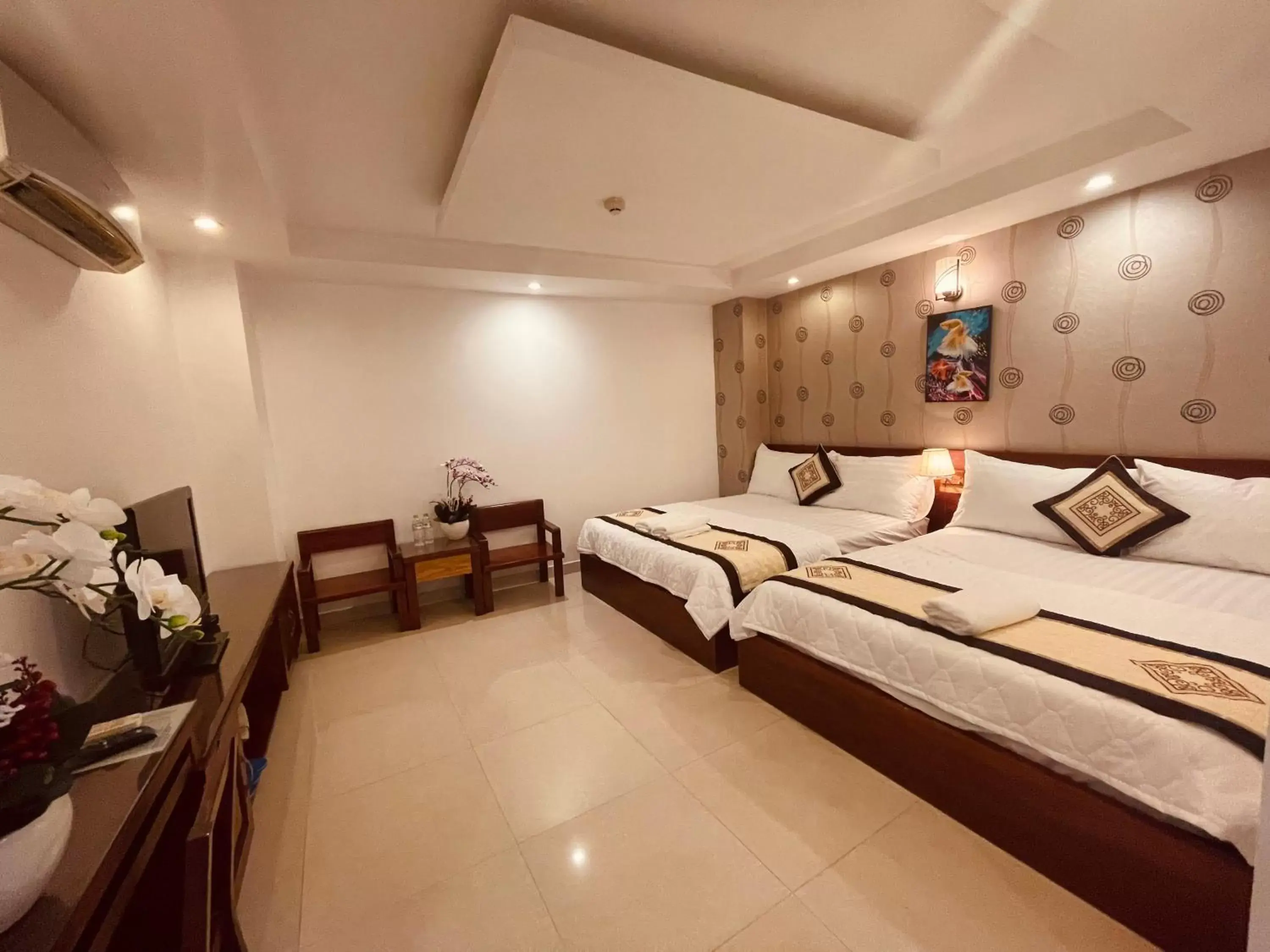 Quadruple Room with Bath in SaiGon Europe Hotel Quadruple Room with Bath in SaiGon Europe Hotel