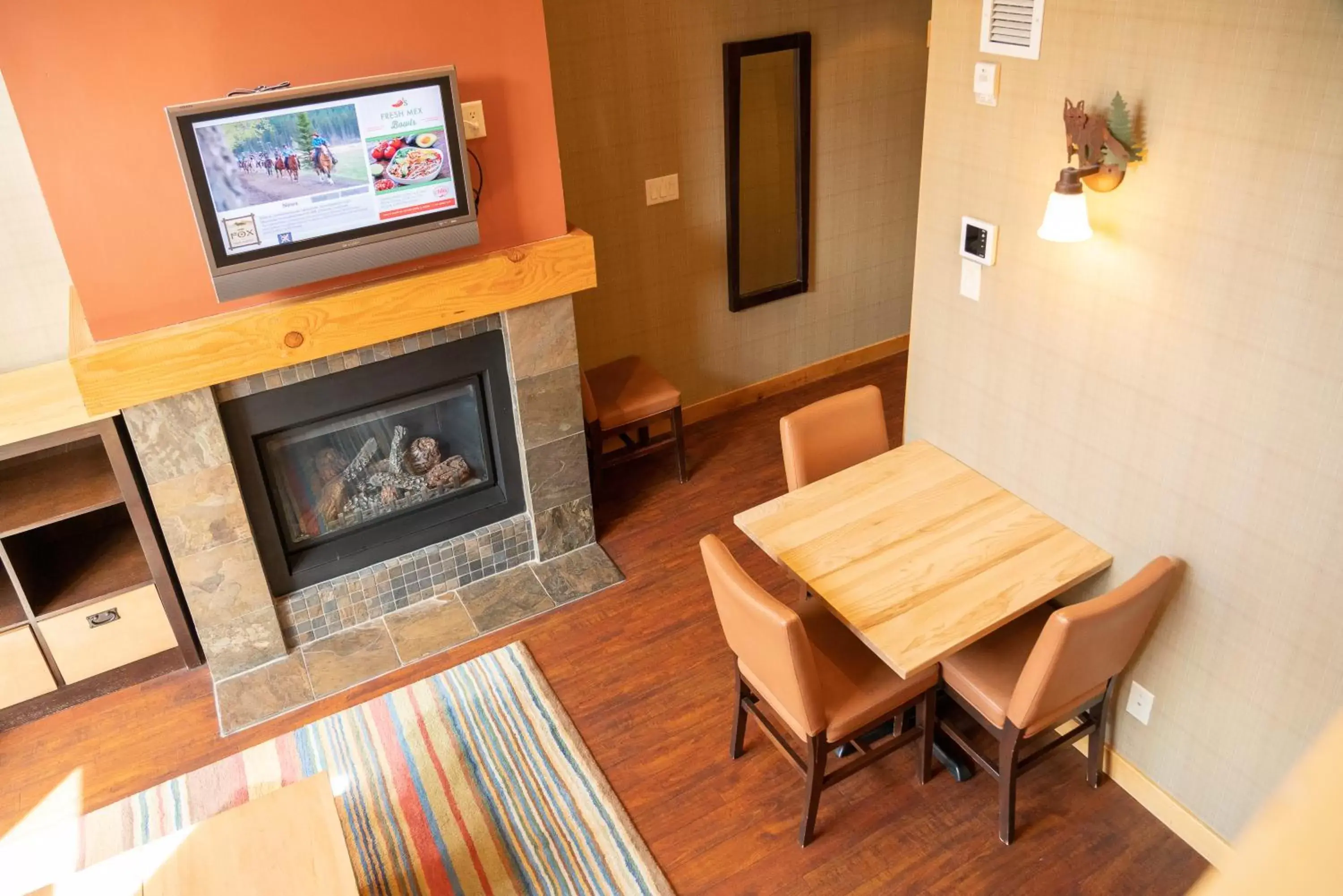 Living room, TV/Entertainment Center in Fox Hotel and Suites