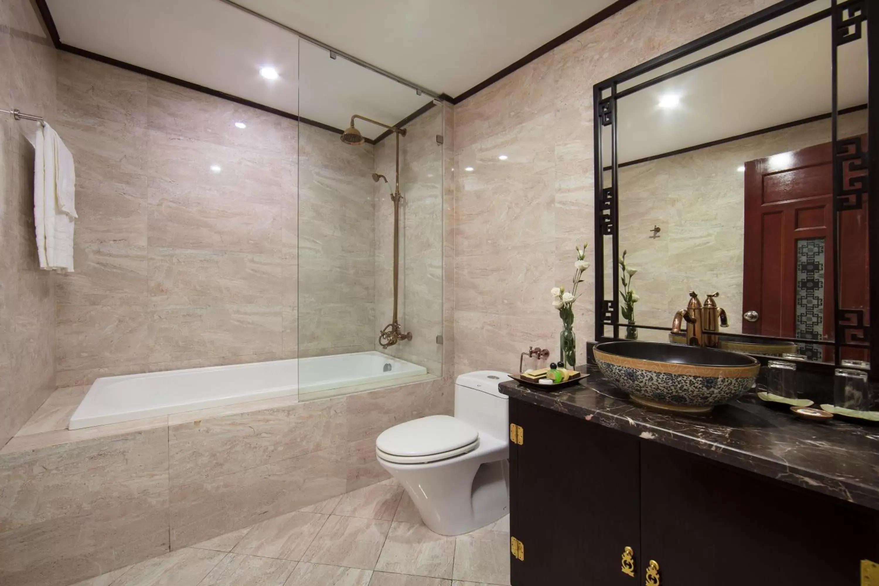 Bathroom in Hong Ngoc Dynastie Boutique Hotel & Spa