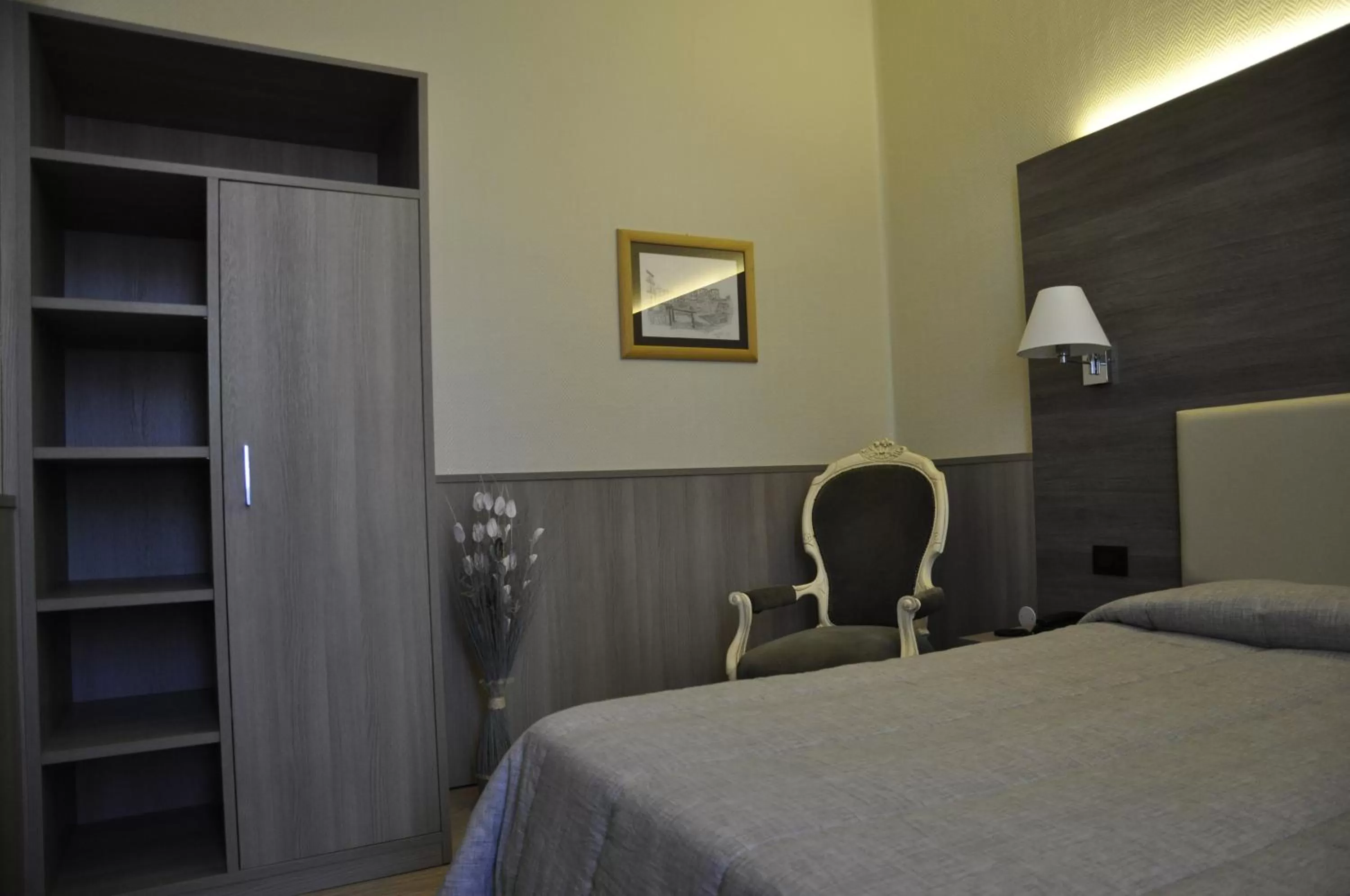 Bedroom, Bed in Hotel Est Piombino