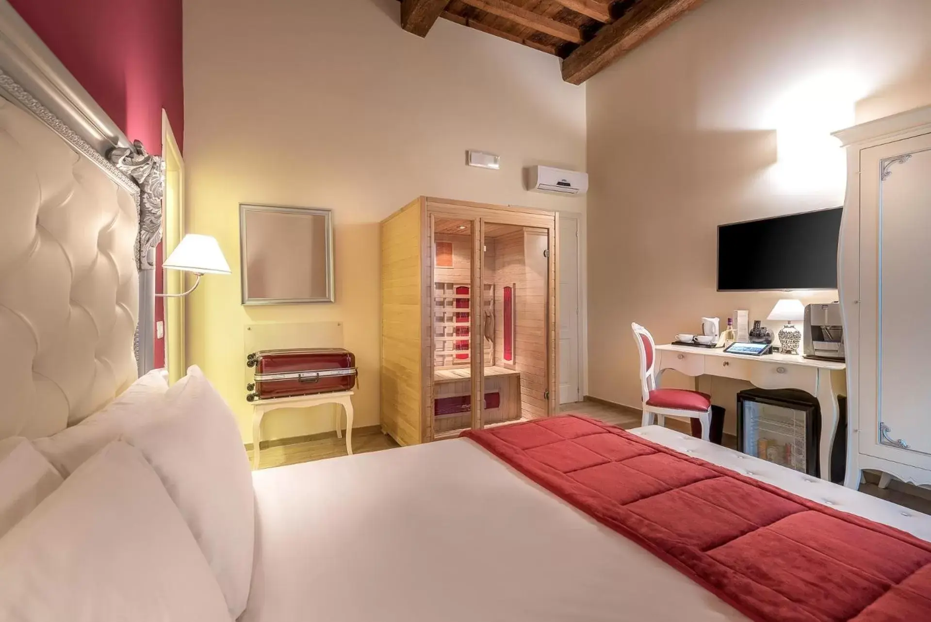 Bed, TV/Entertainment Center in Hotel Ginori Al Duomo