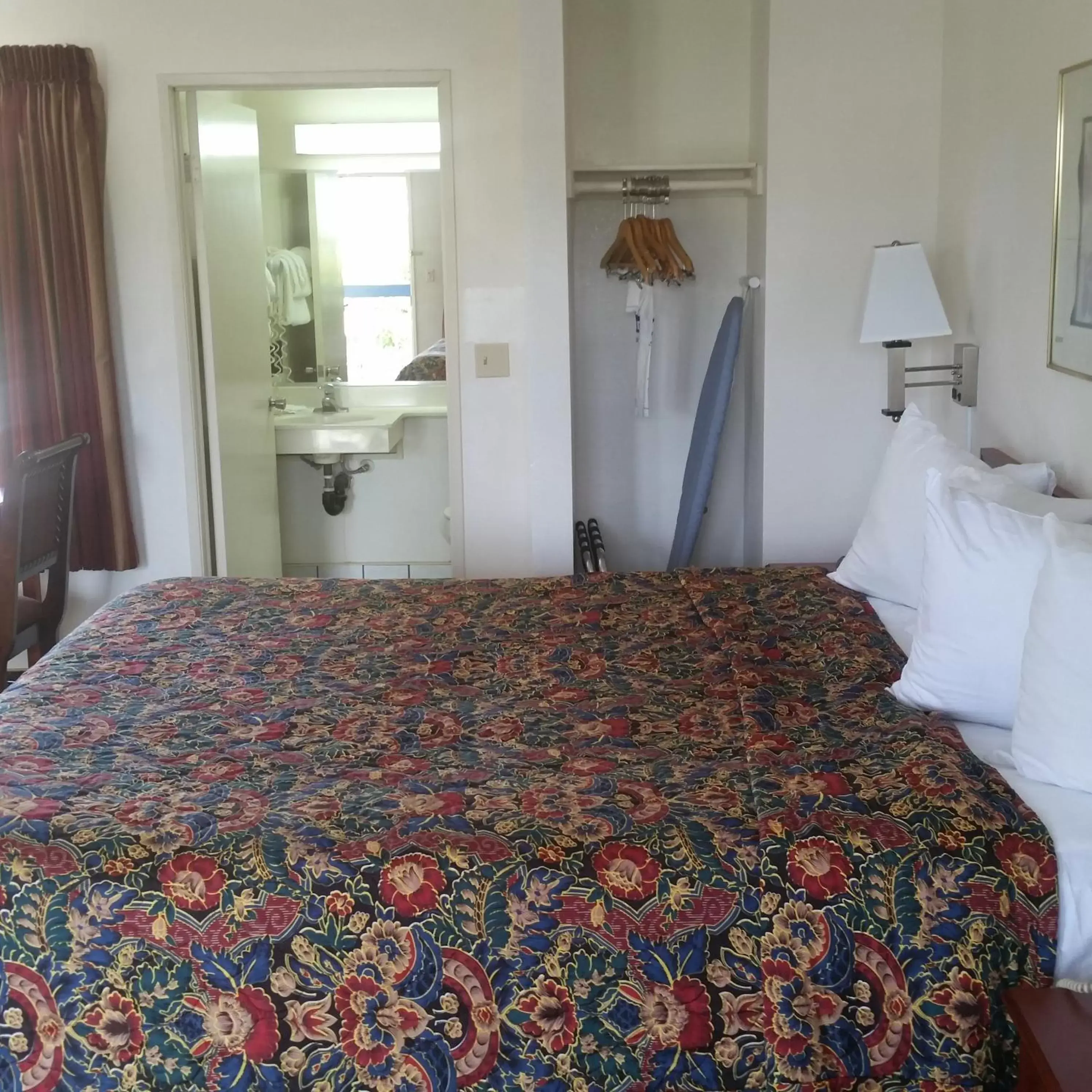 Area and facilities, Bed in Days Inn by Wyndham Orange Anaheim