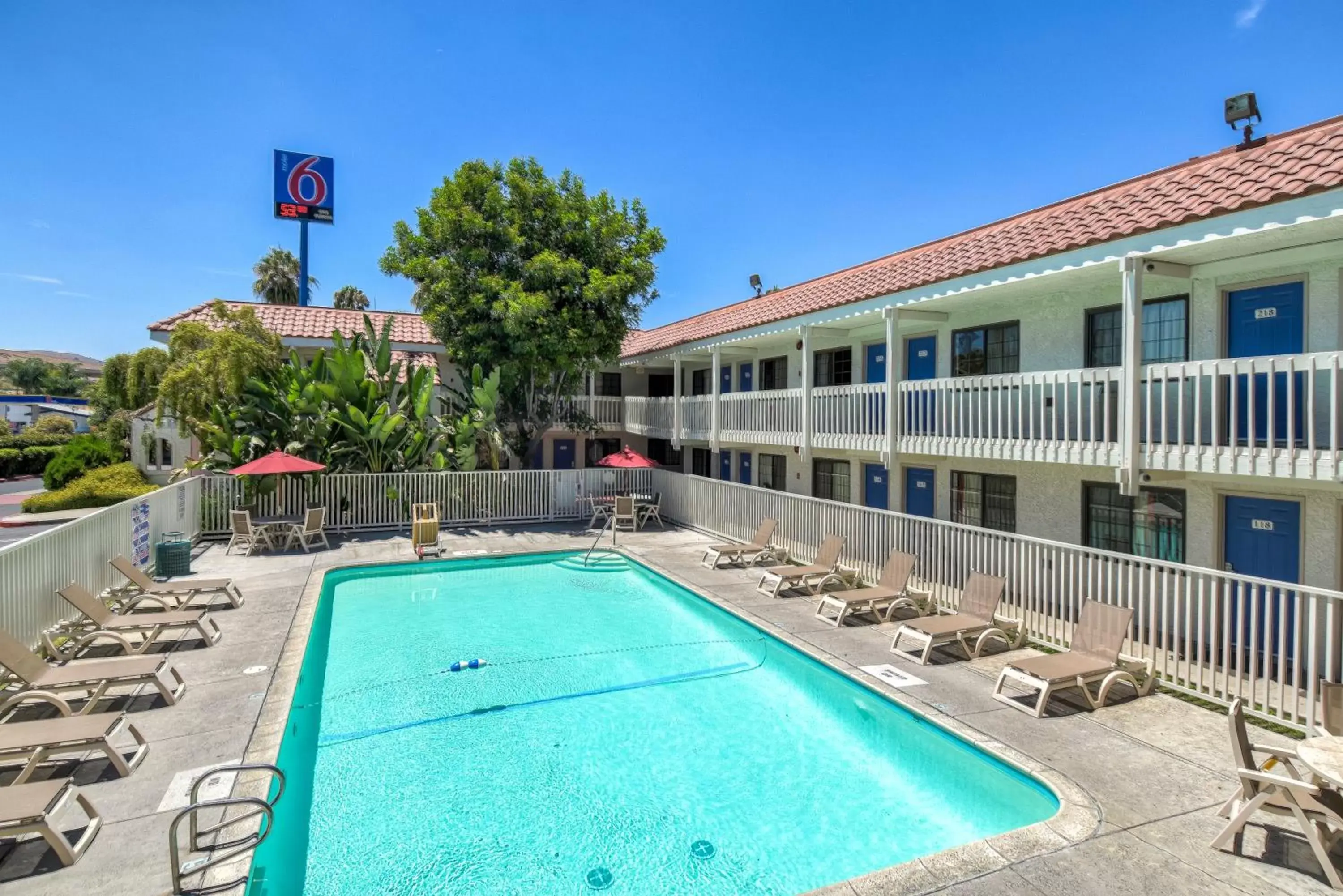 Facade/entrance, Swimming Pool in Motel 6-Pomona, CA - Los Angeles