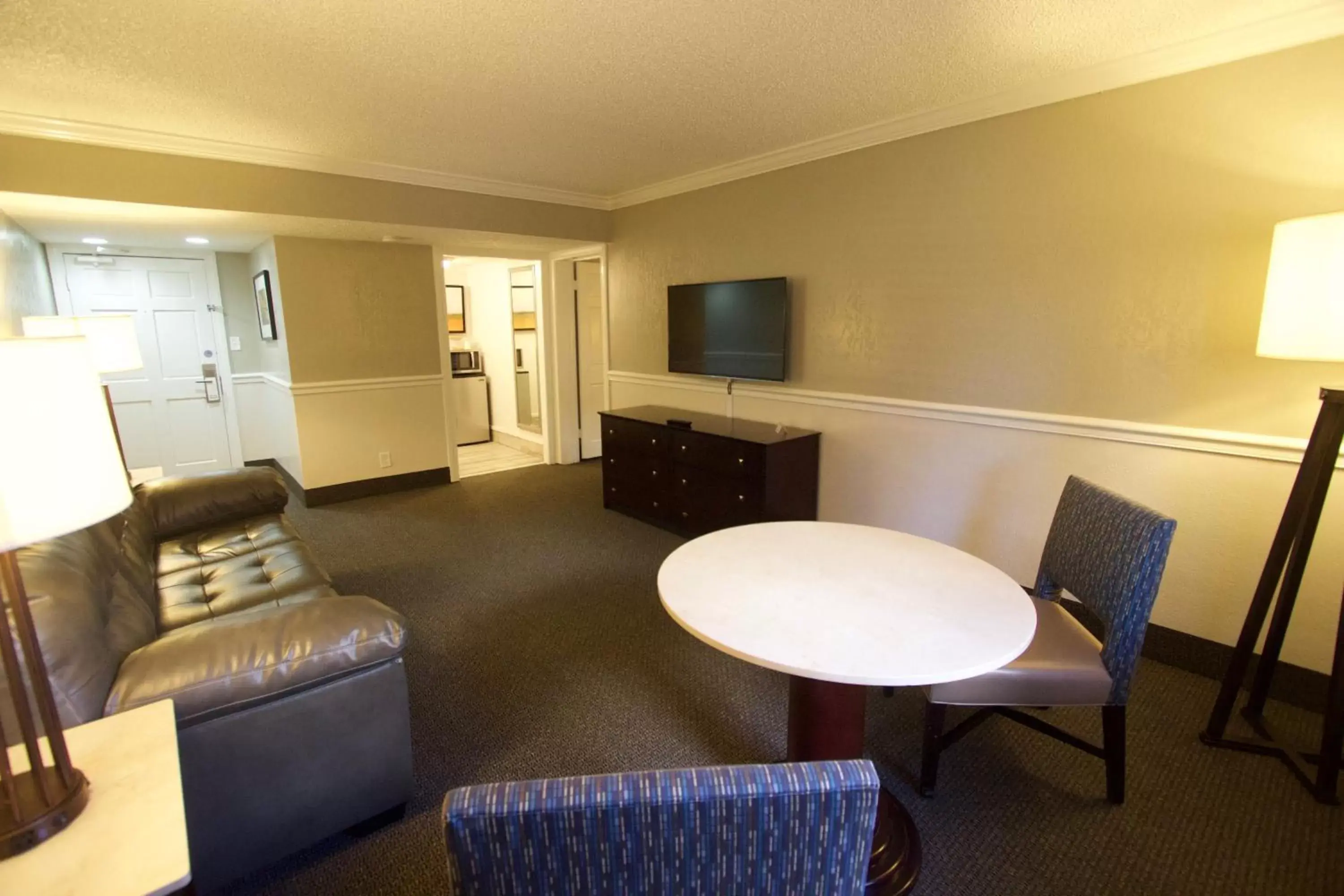 Living room, Seating Area in At Home Inn & Suites