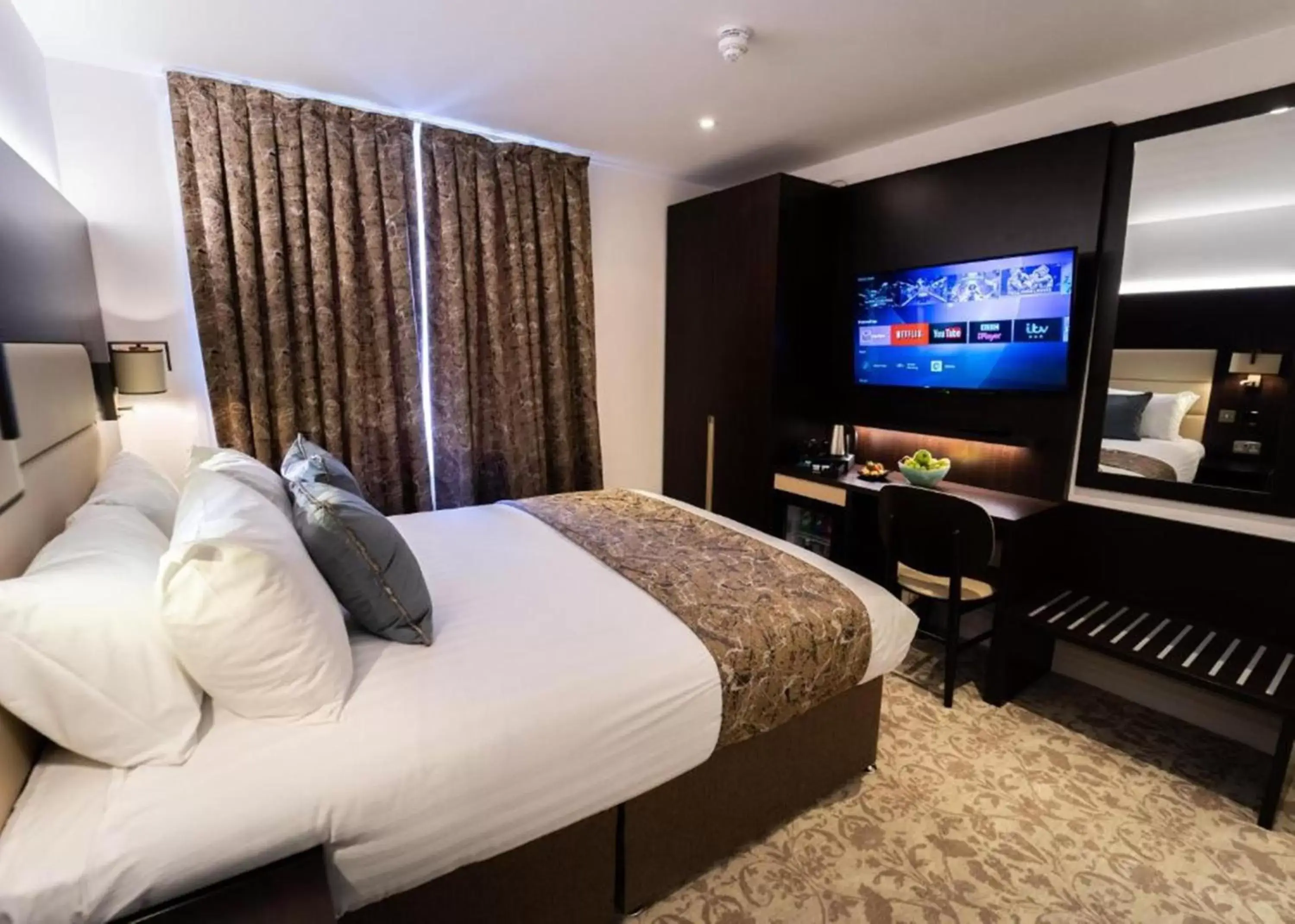 Bedroom, TV/Entertainment Center in Rove Hotel London Paddington