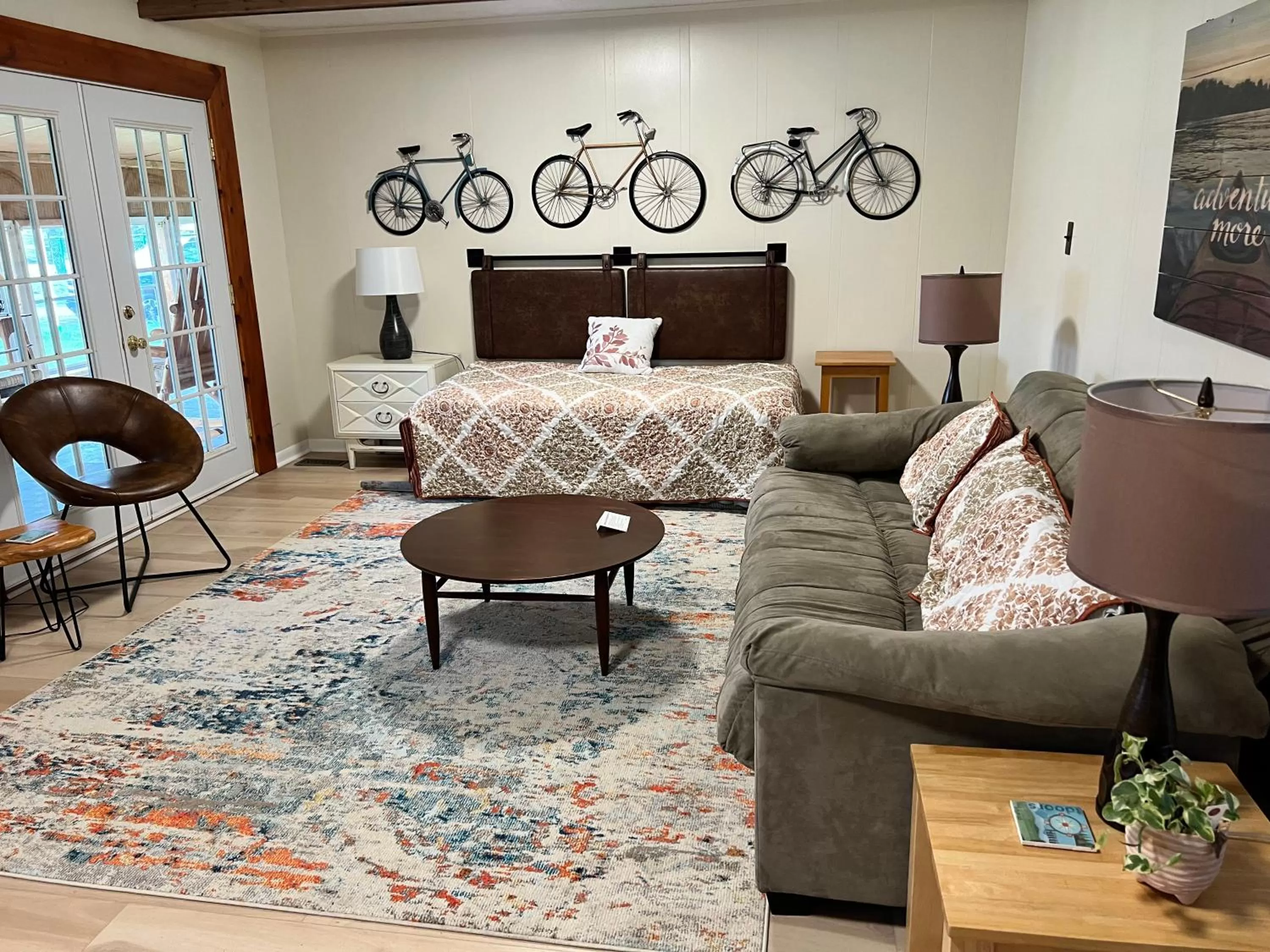 Living room in White Caps Motel and RV Park