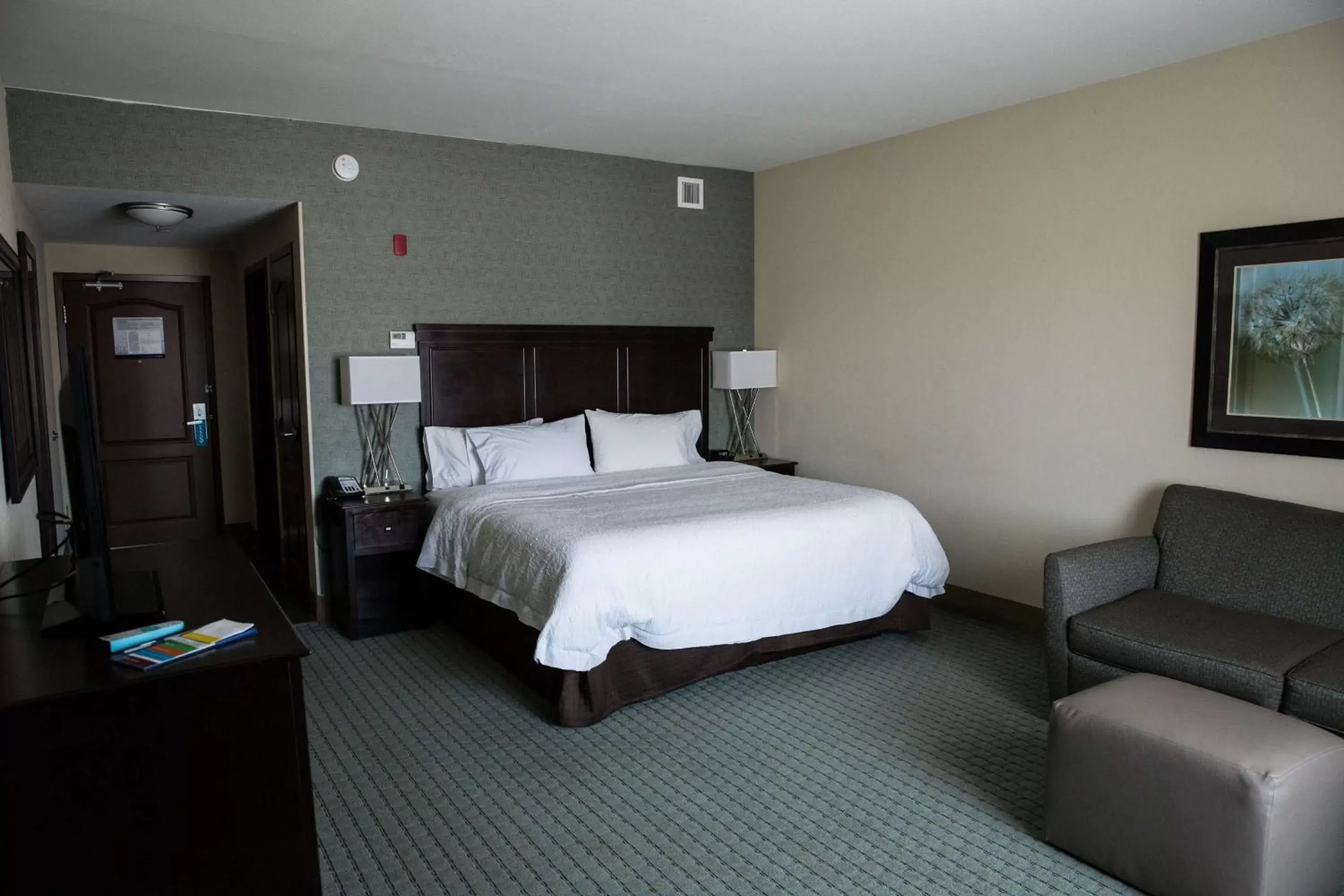 Bedroom, Bed in Hampton Inn & Suites Bismarck Northwest