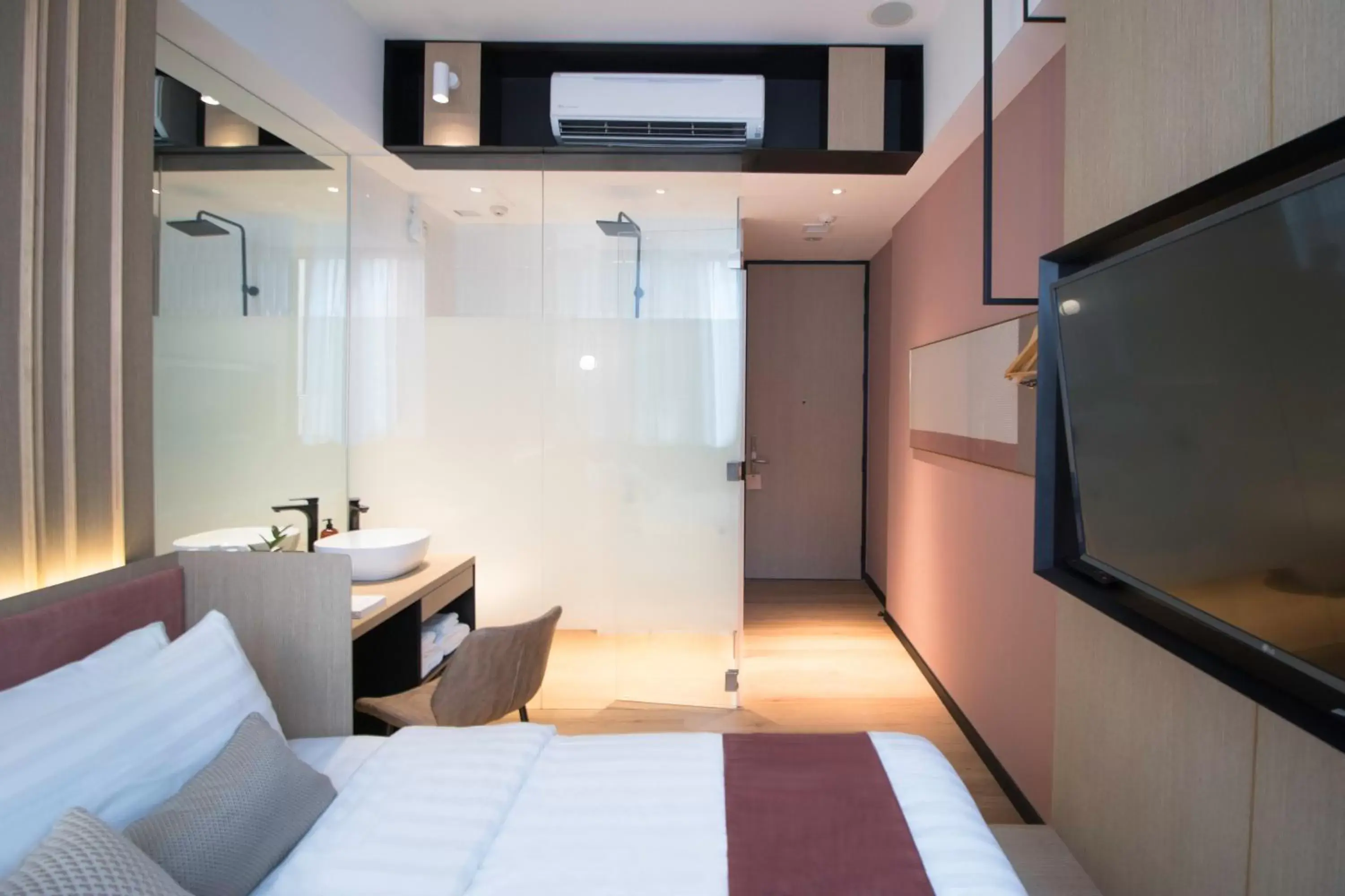 Communal lounge/ TV room, Bed in Hotel NuVe Elements