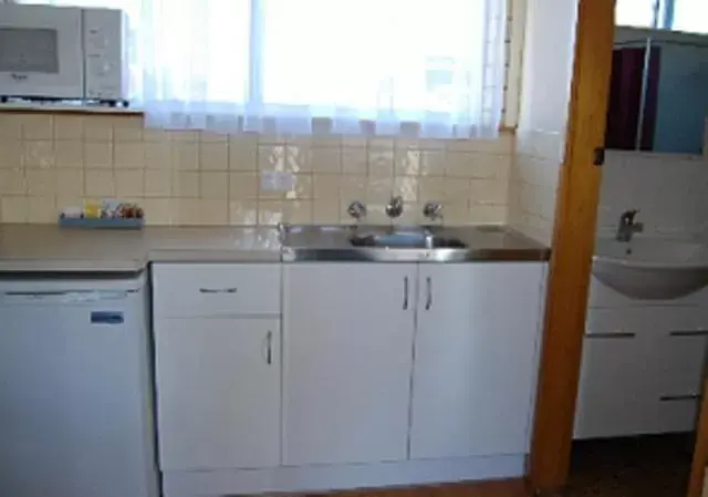 Kitchen or kitchenette, Kitchen/Kitchenette in Coastal Comfort Motel