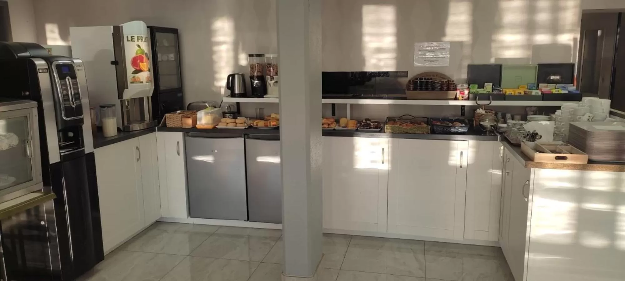 Breakfast in Contact Hôtel Arc-En-Ciel - Réouverture - Rénové