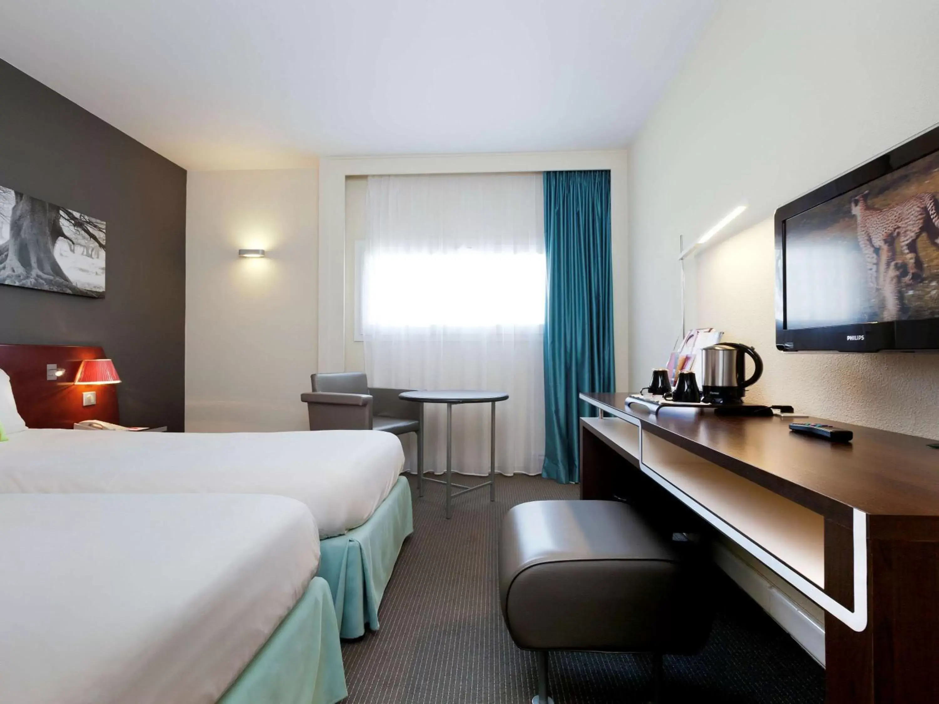 Photo of the whole room, TV/Entertainment Center in Mercure Rennes Centre Gare