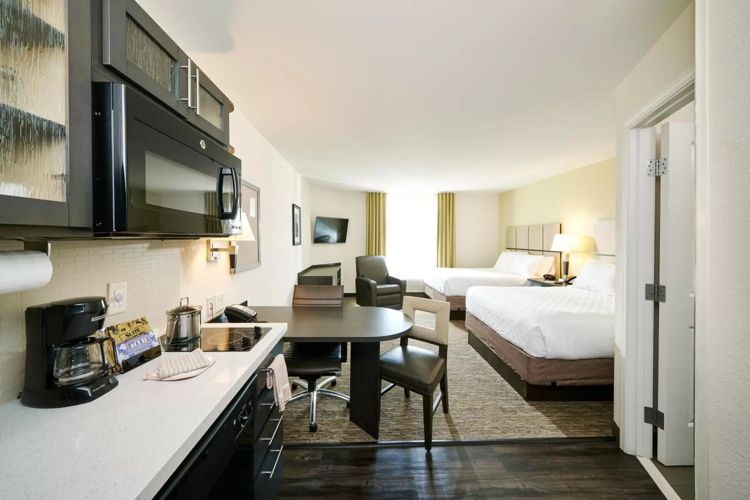 Bedroom, Kitchen/Kitchenette in Candlewood Suites Washington North, an IHG Hotel