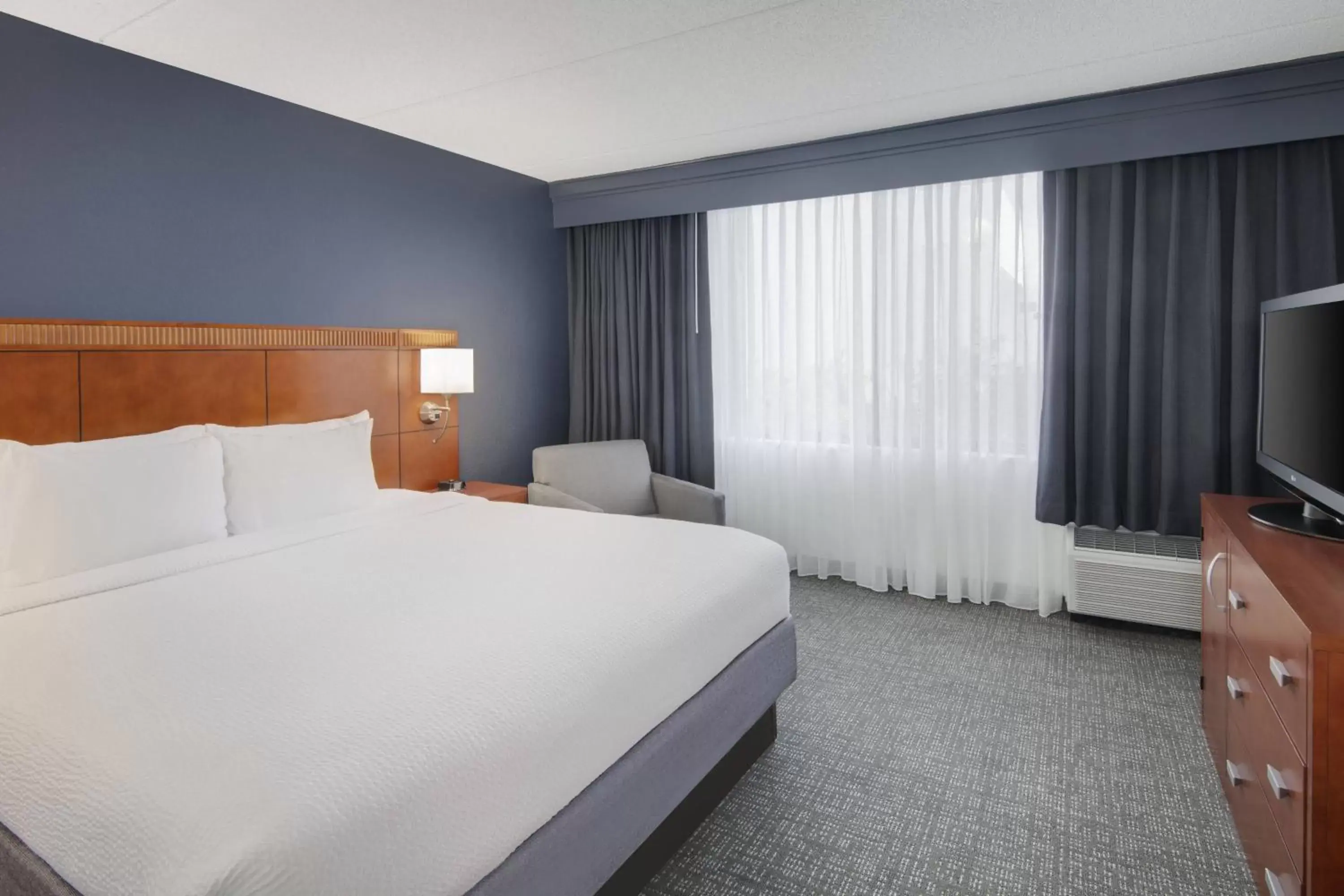 Bedroom, Bed in Courtyard by Marriott Augusta