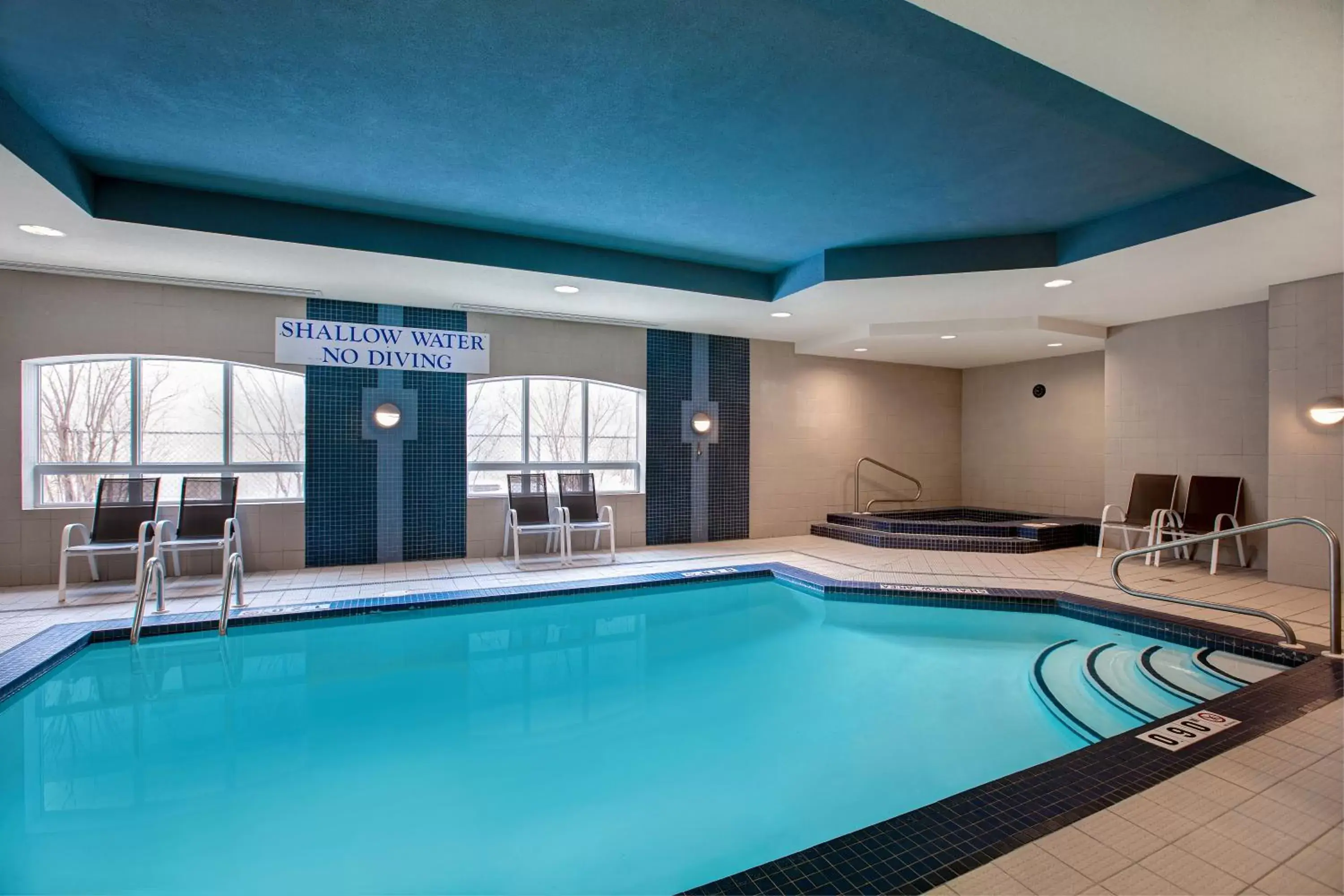 Hot Tub, Swimming Pool in Days Inn & Suites by Wyndham Collingwood