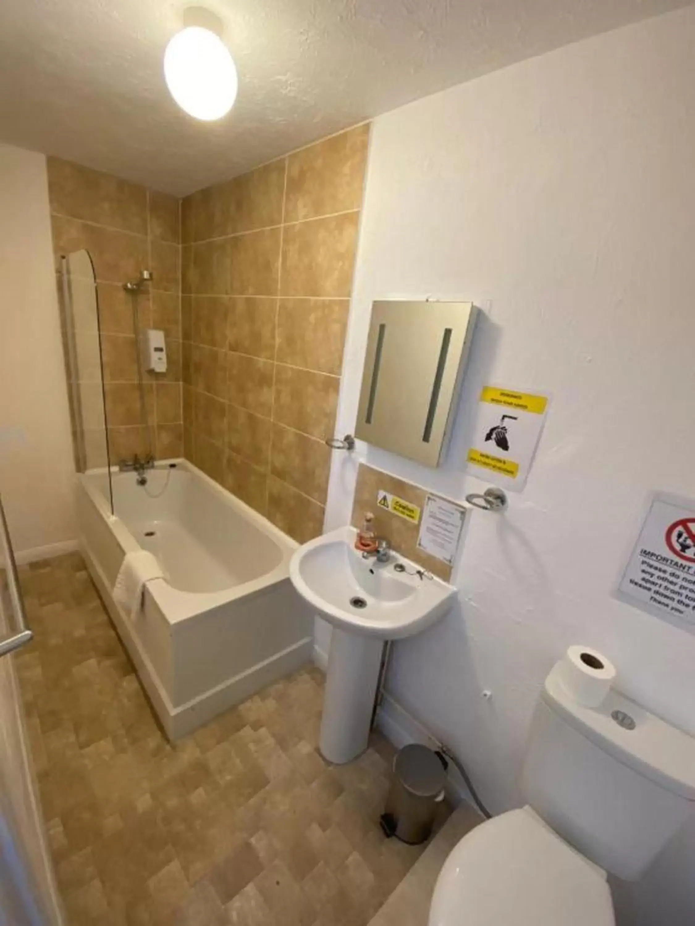 Bathroom in OYO Carlton Court Hotel