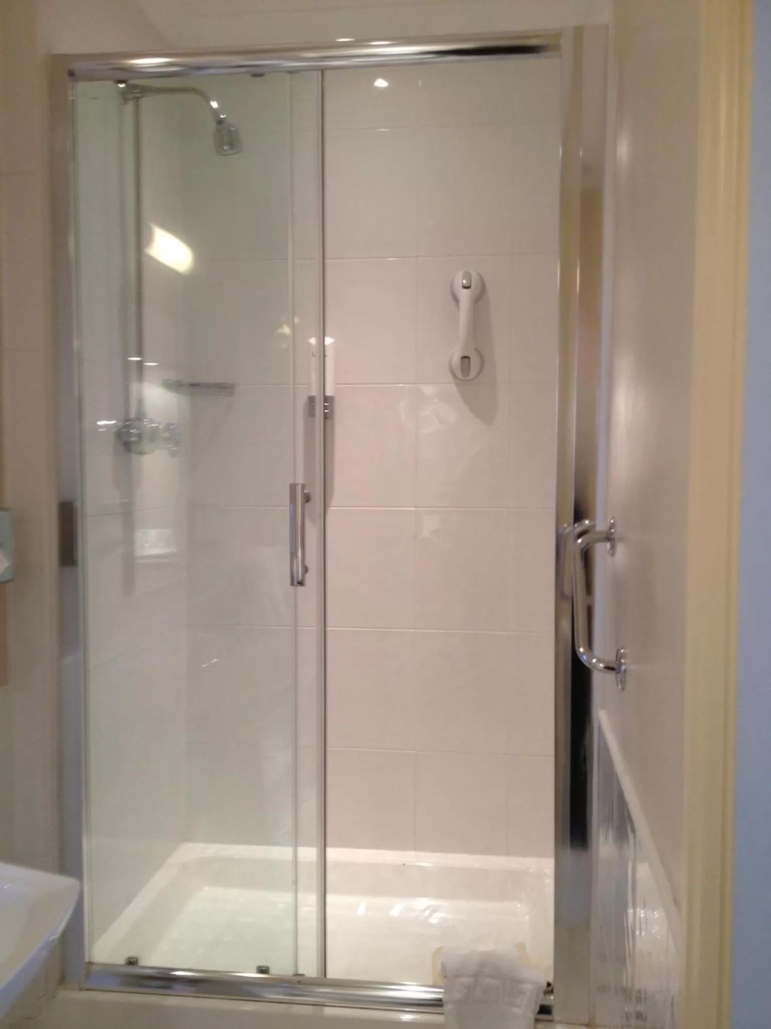 Shower in Crown & Mitre Hotel