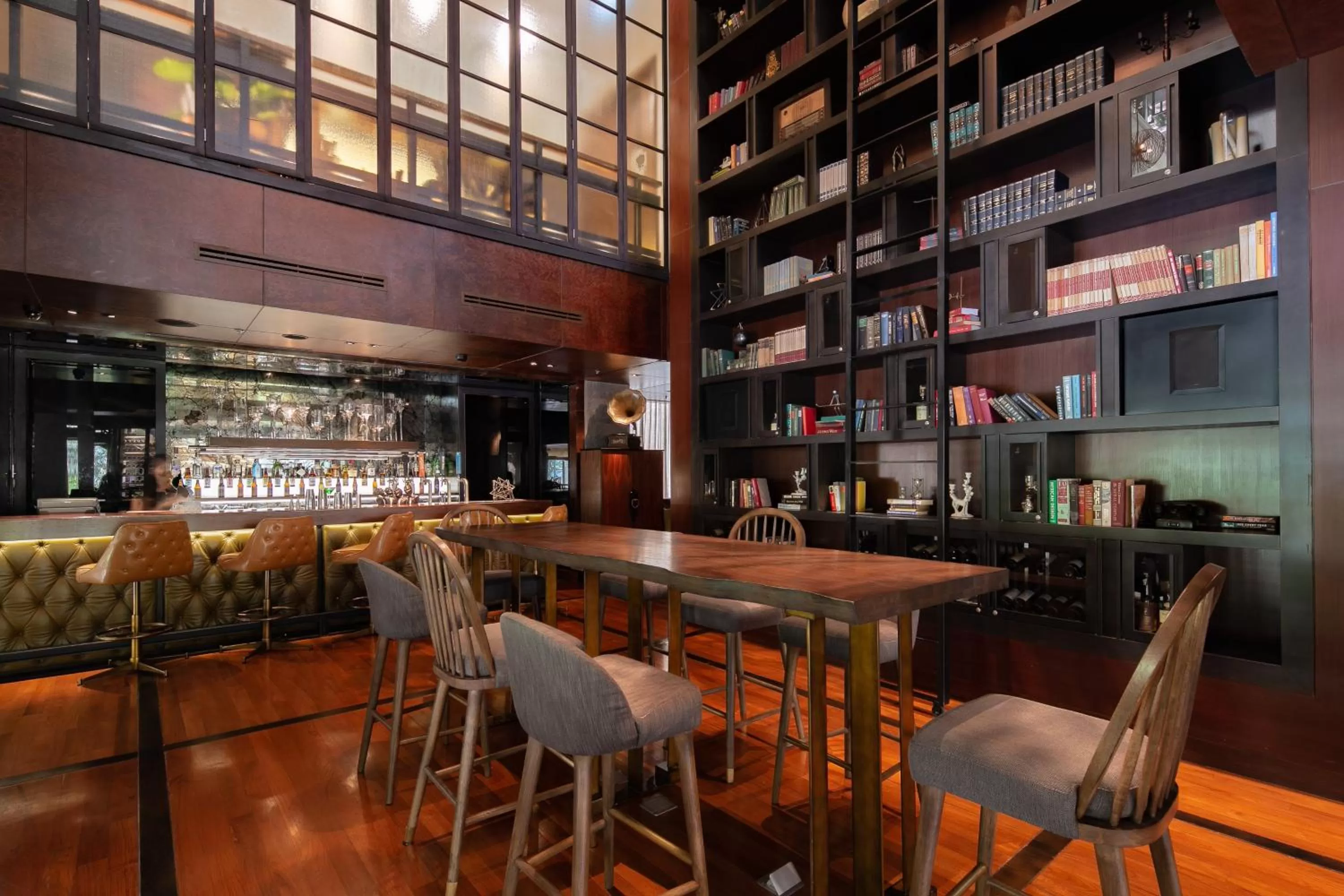 Lounge or bar in Hotel Indigo Bangkok Wireless Road by IHG