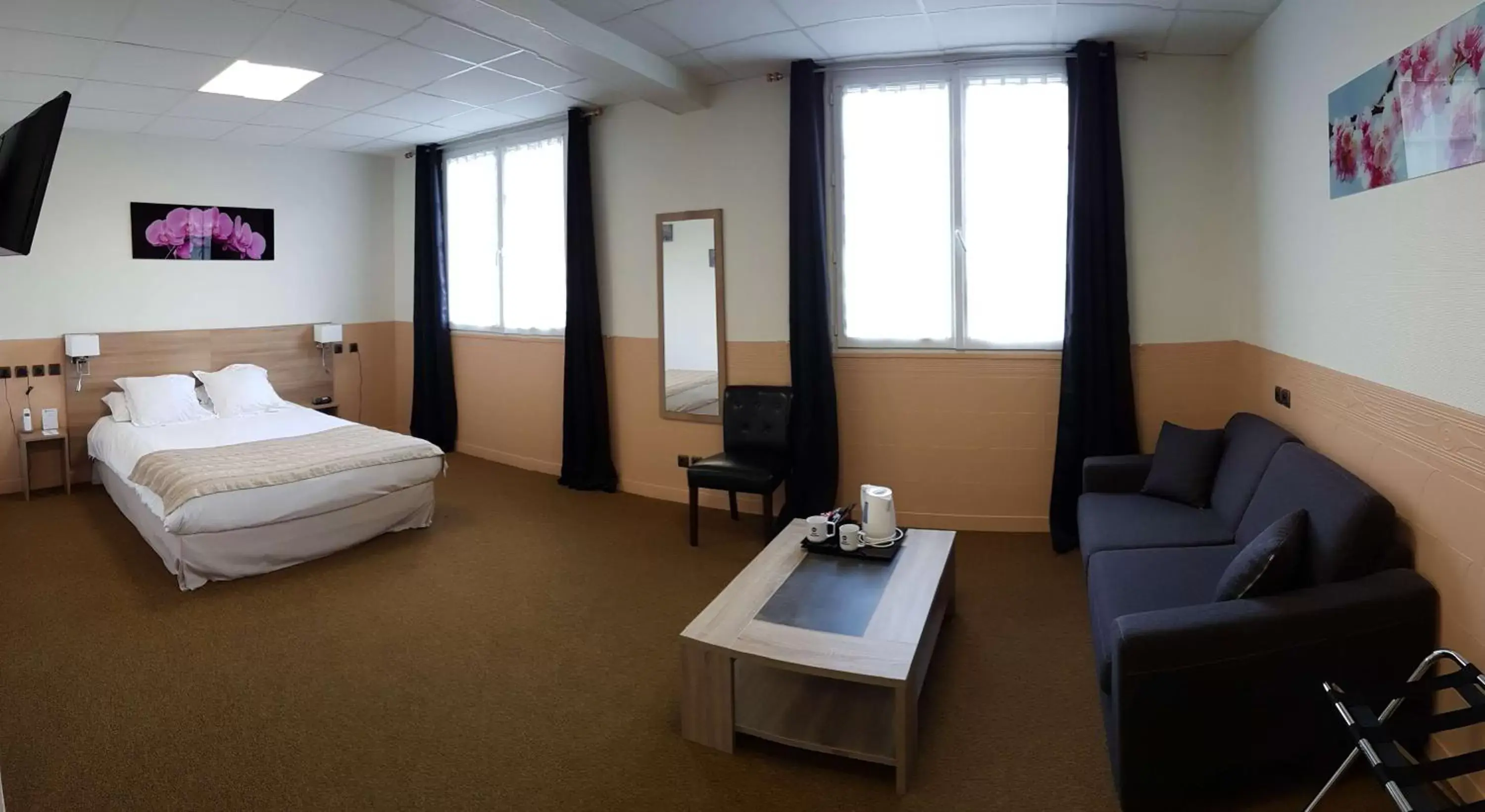 Photo of the whole room in Best Western Hotel Ile de France