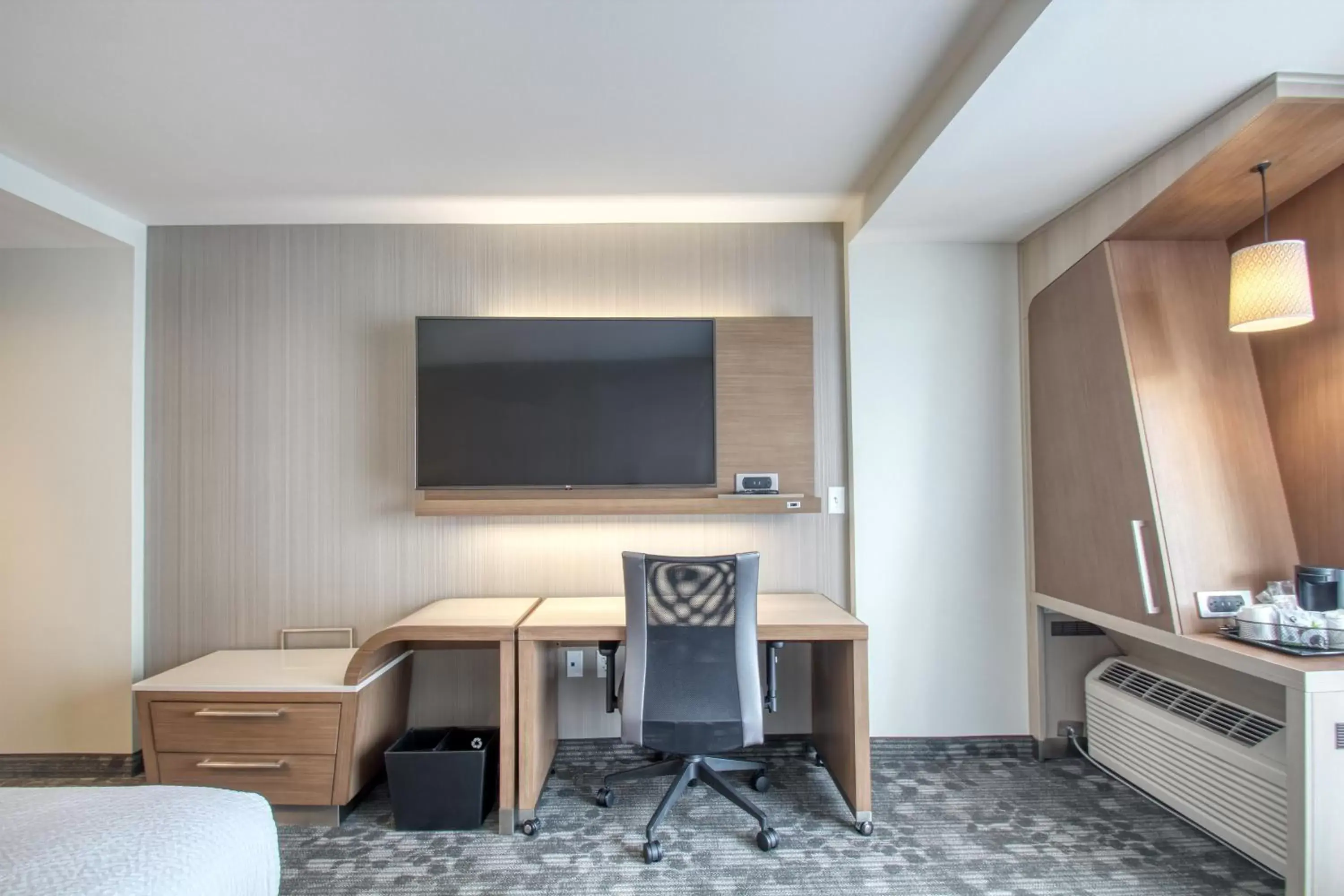 TV and multimedia, TV/Entertainment Center in Courtyard by Marriott Fargo
