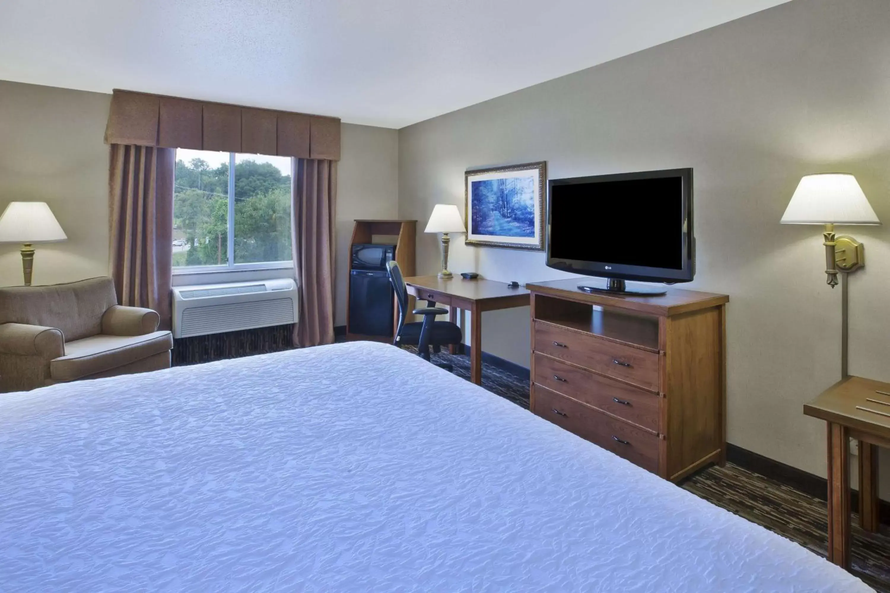 Bedroom, Bed in Hampton Inn Pittsburgh Area-Beaver Valley-Center Township Bedroom, Bed in Hampton Inn Pittsburgh Area-Beaver Valley-Center Township