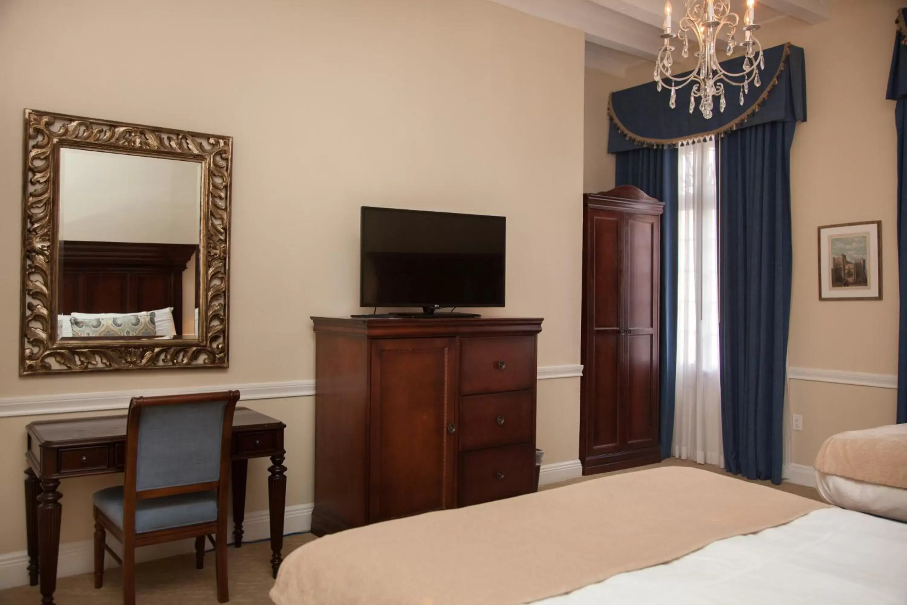 TV and multimedia, TV/Entertainment Center in Hotel St. Pierre French Quarter