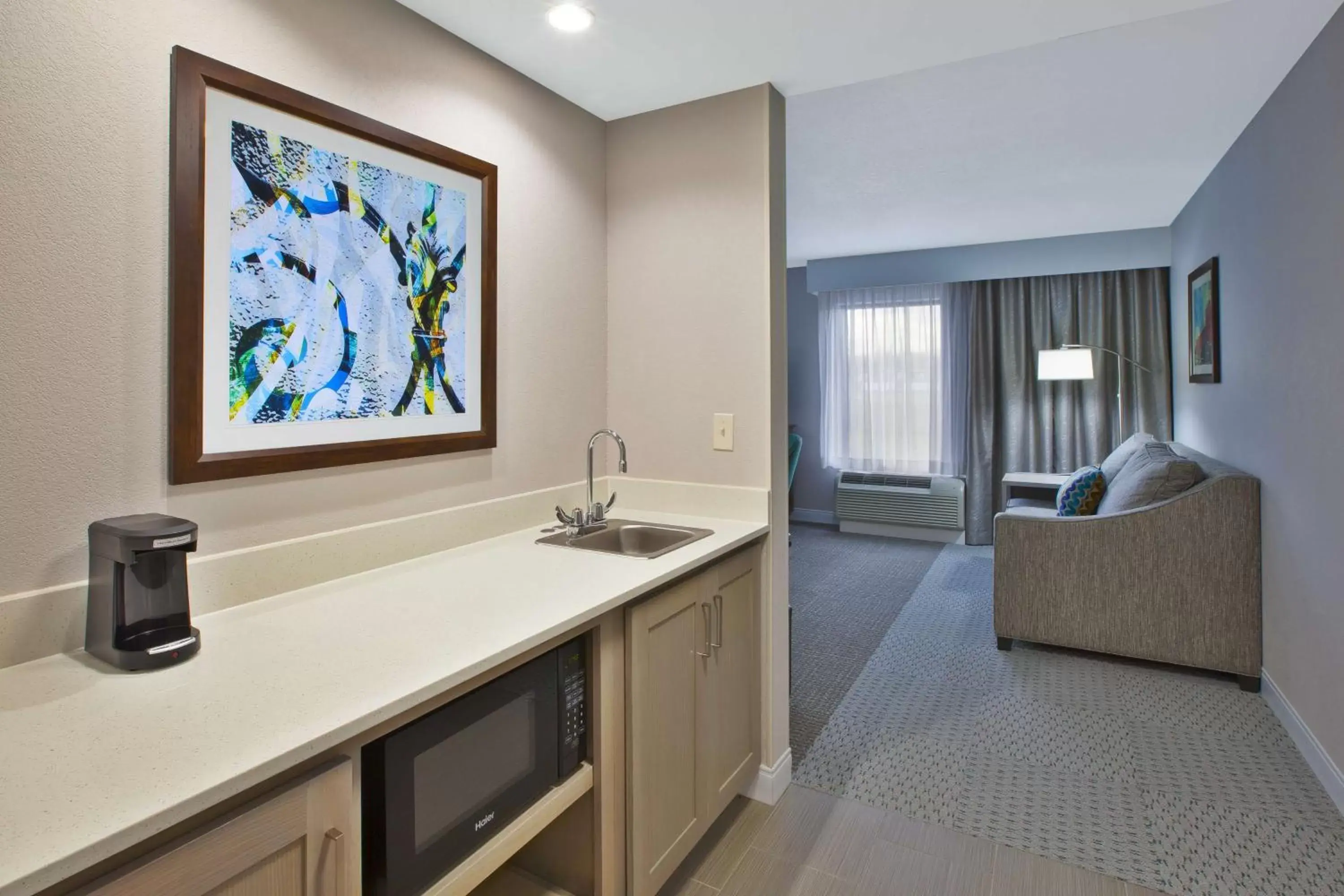 Living room, Kitchen/Kitchenette in Hampton Inn & Suites Alliance