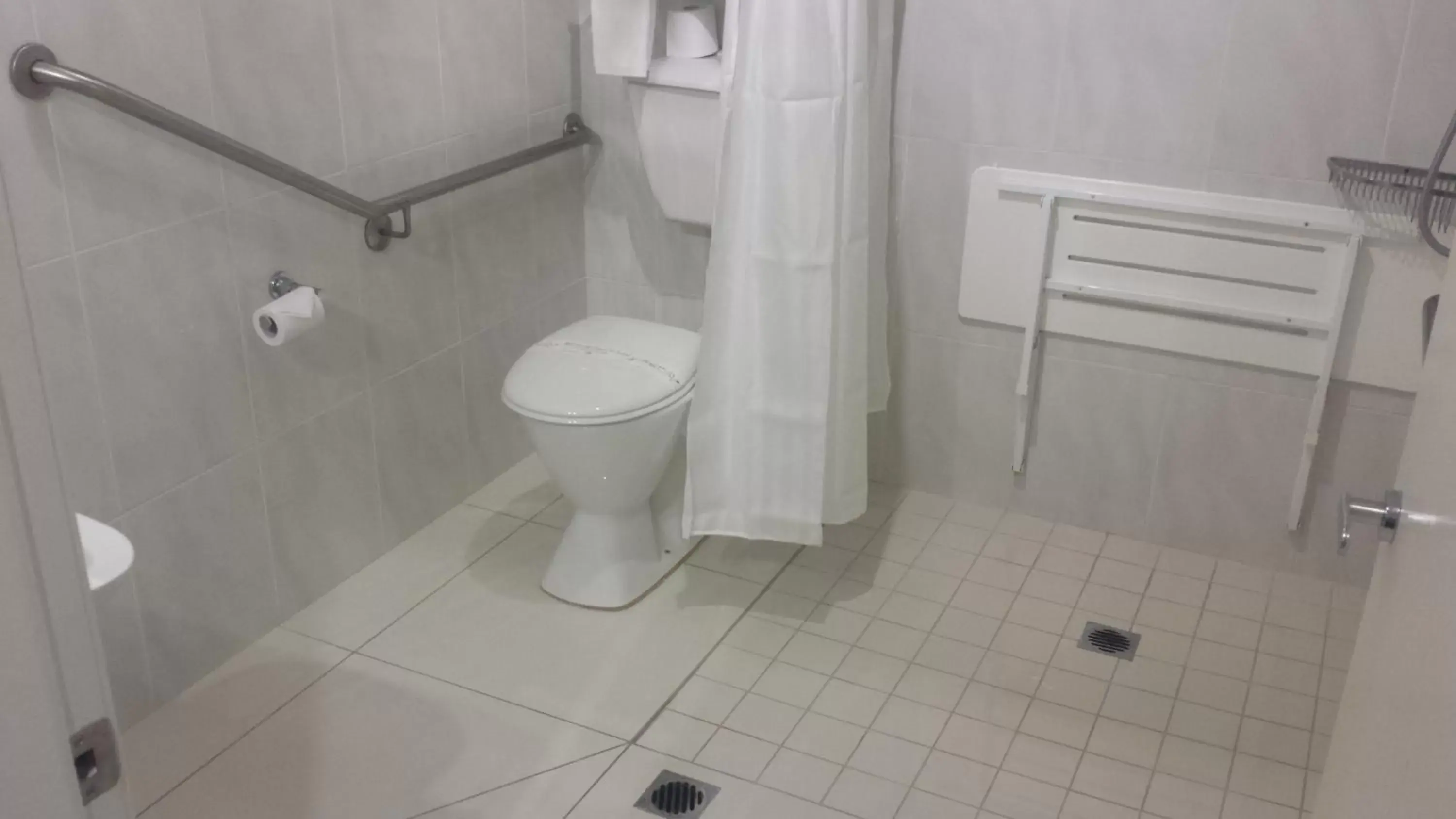 Shower, Bathroom in The Grand Motel