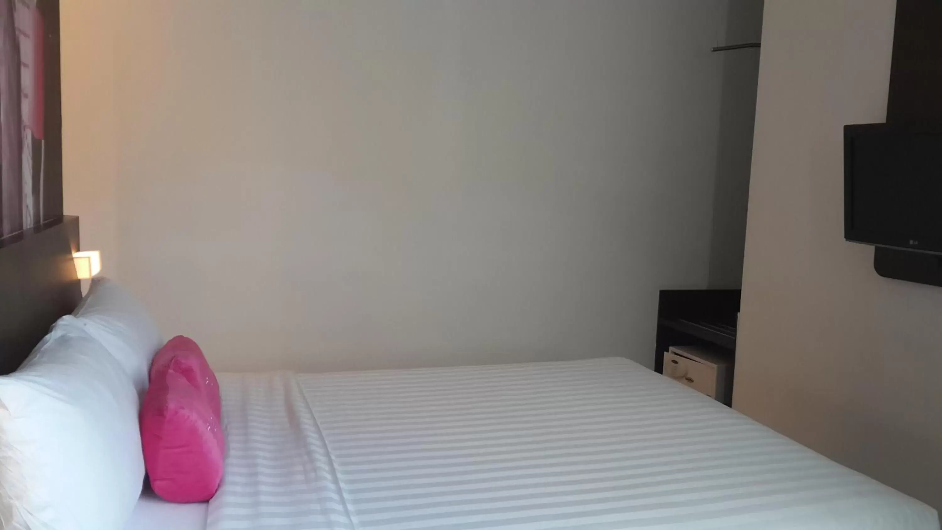 Bed in favehotel Pluit Junction