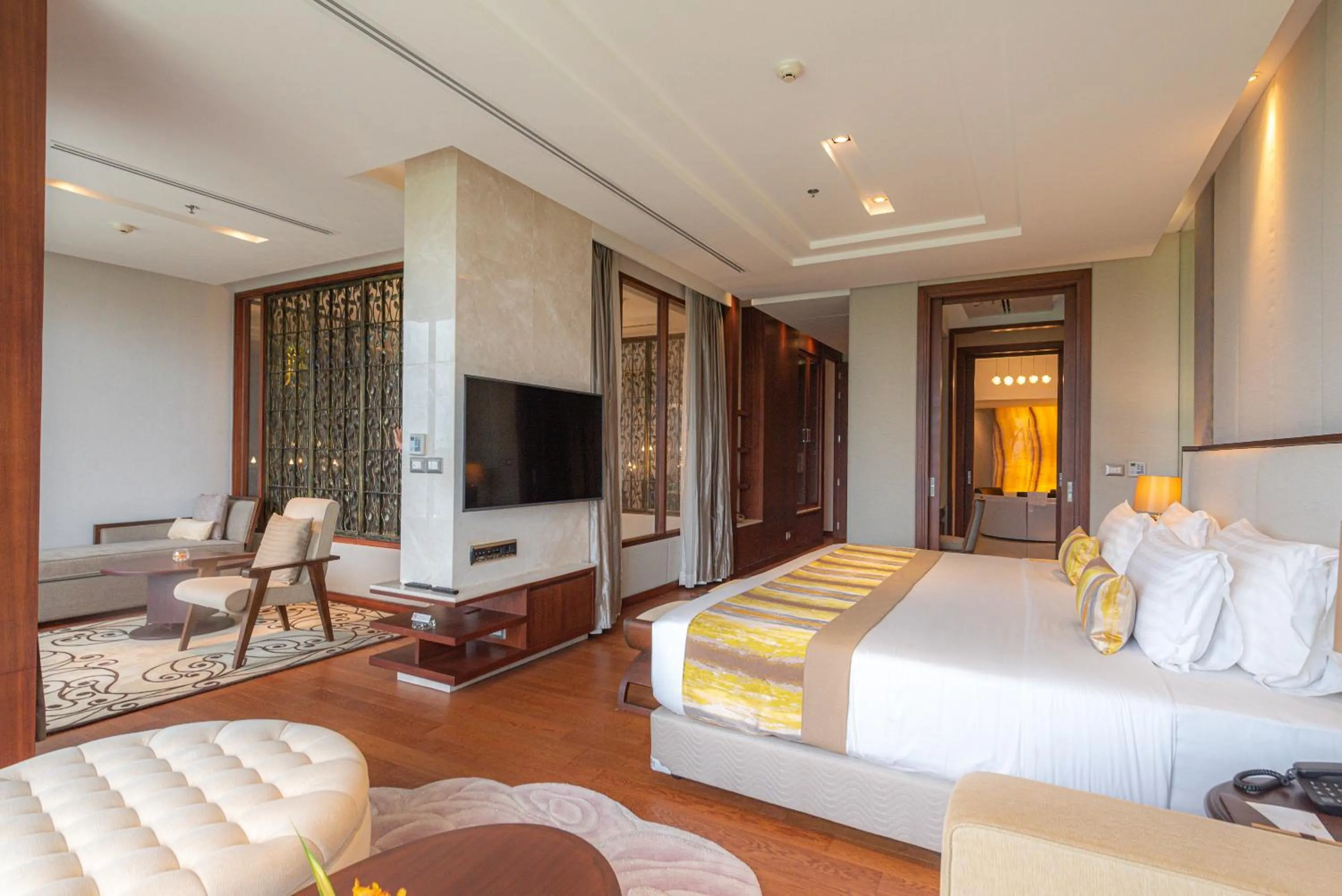 Bedroom, Bed in Summit Windmill Golf Suite Hotel at Suvarnabhumi