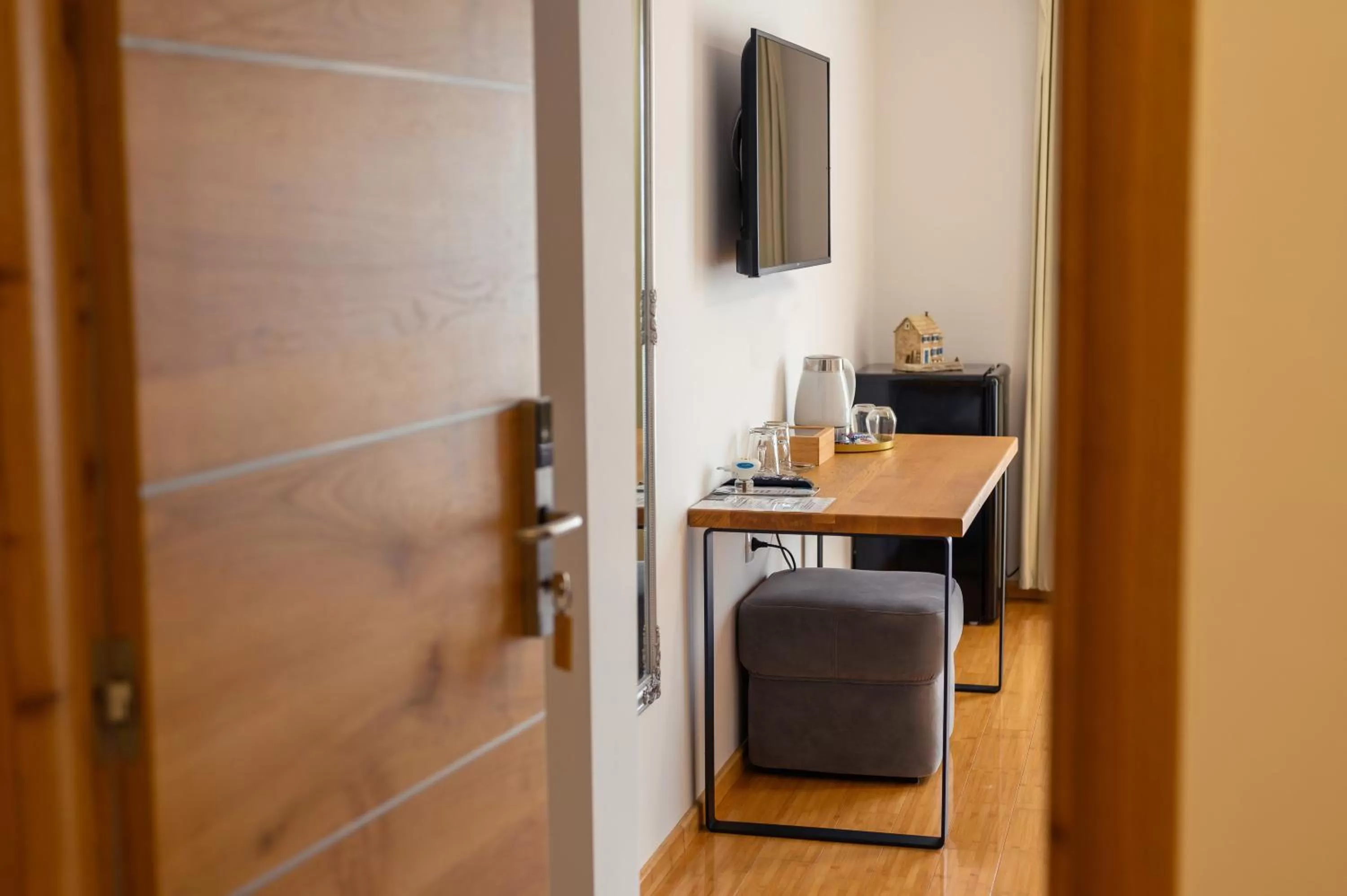 TV and multimedia, TV/Entertainment Center in Boutique rooms Kican