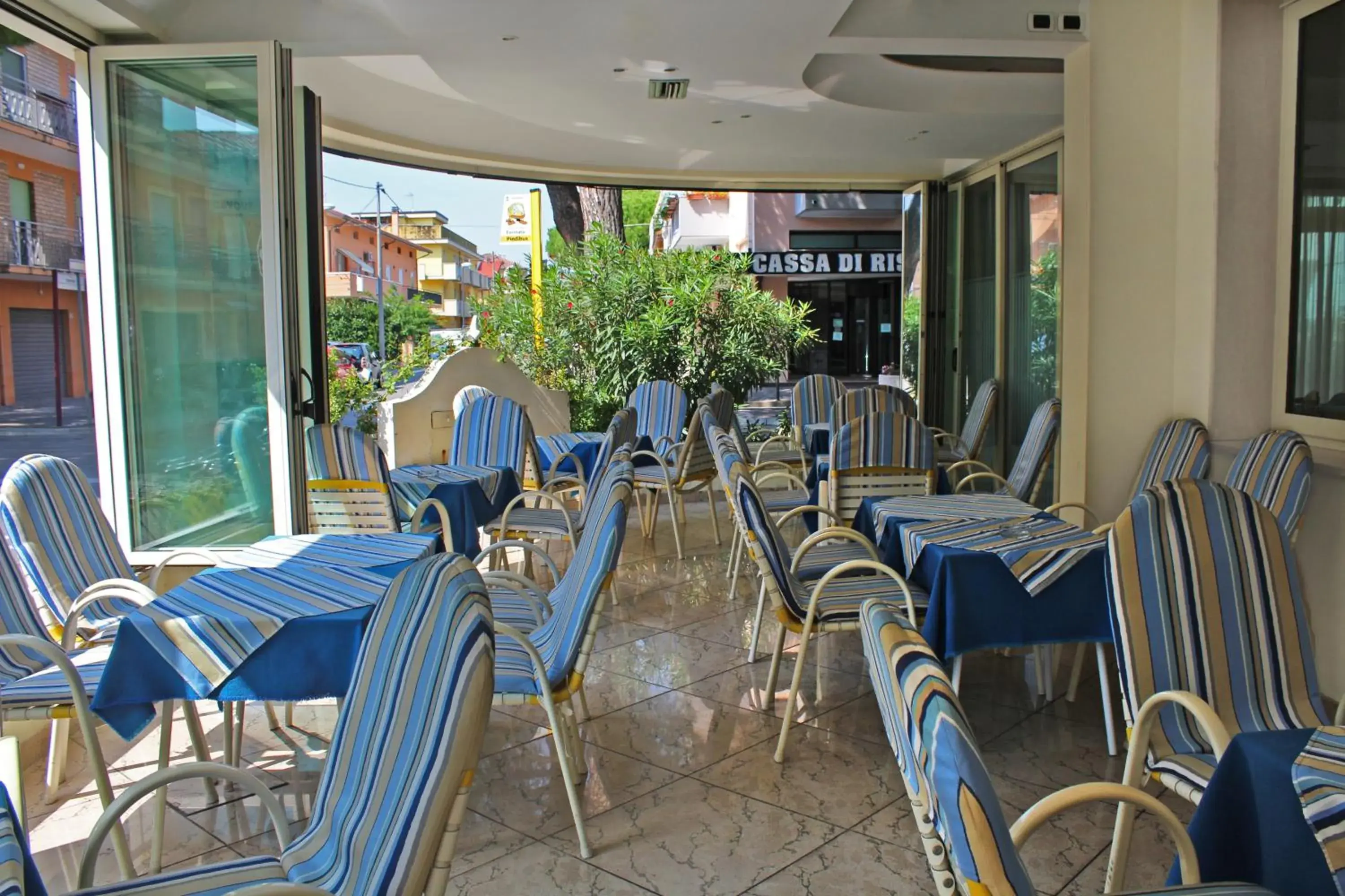 Patio, Restaurant/Places to Eat in Hotel Royal