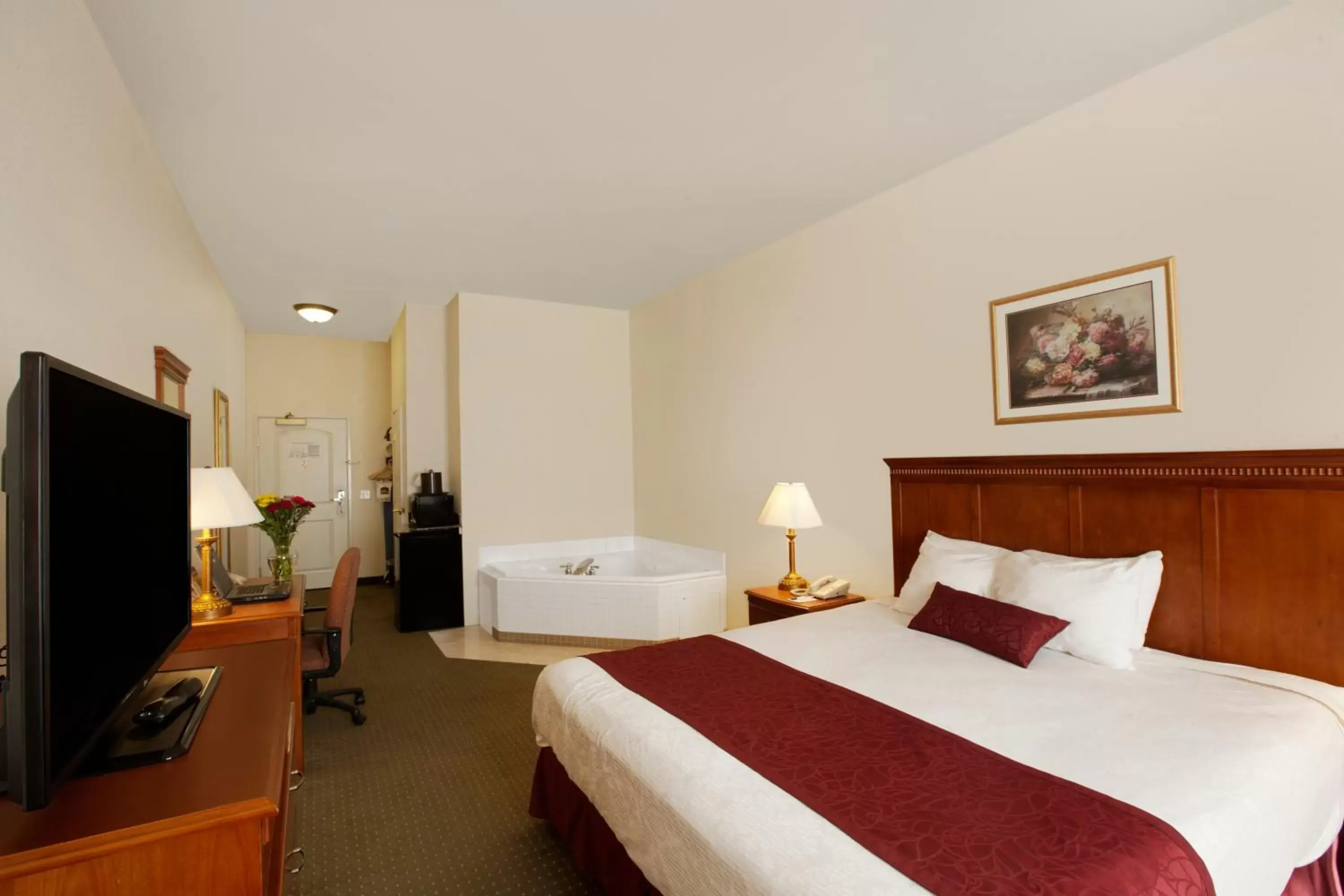 Photo of the whole room, Bed in Best Western Plus Lake Elsinore Inn & Suites