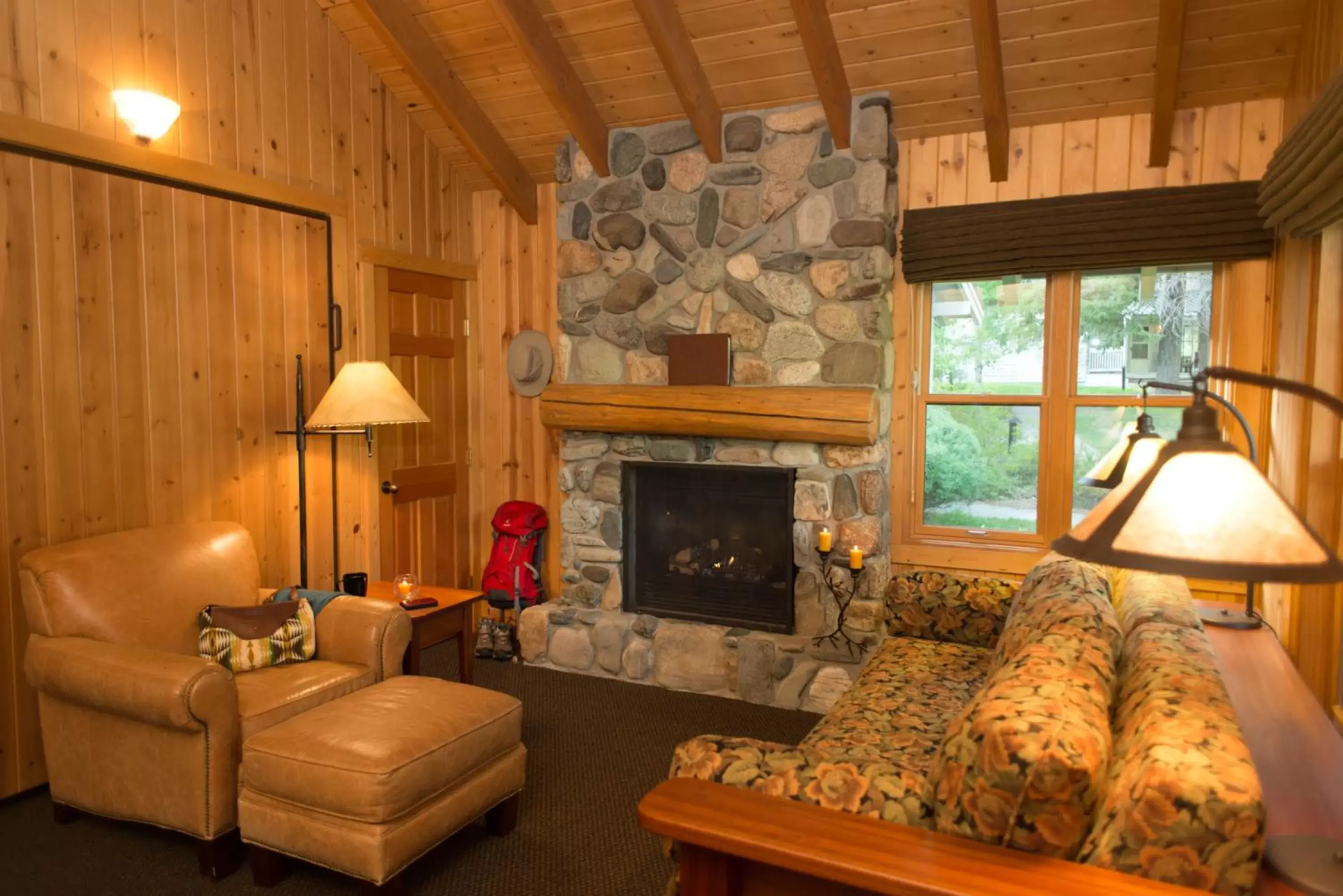 Living room, Seating Area in Sun Mountain Lodge