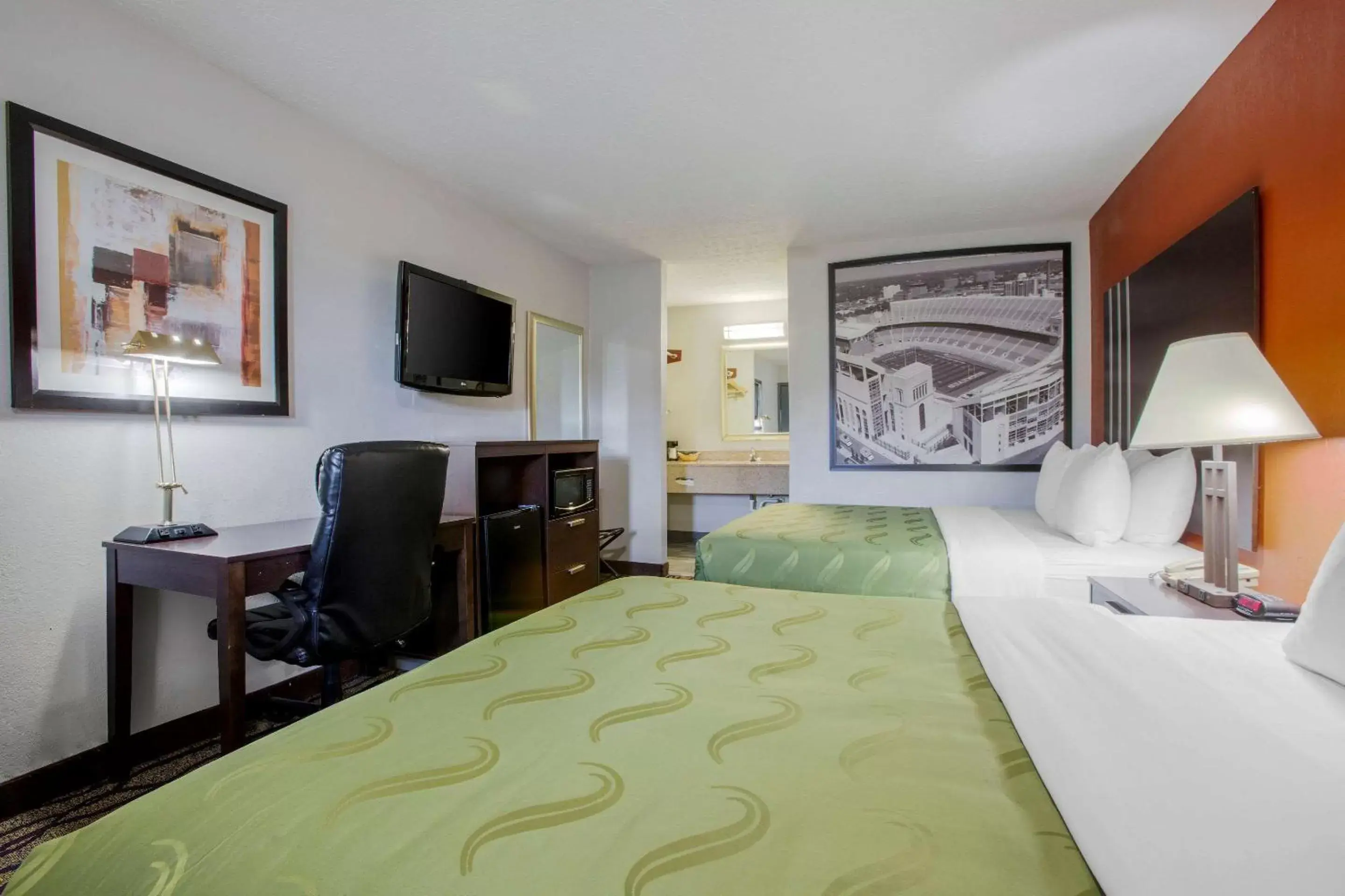 Bedroom, Bed in Quality Inn Columbus-East