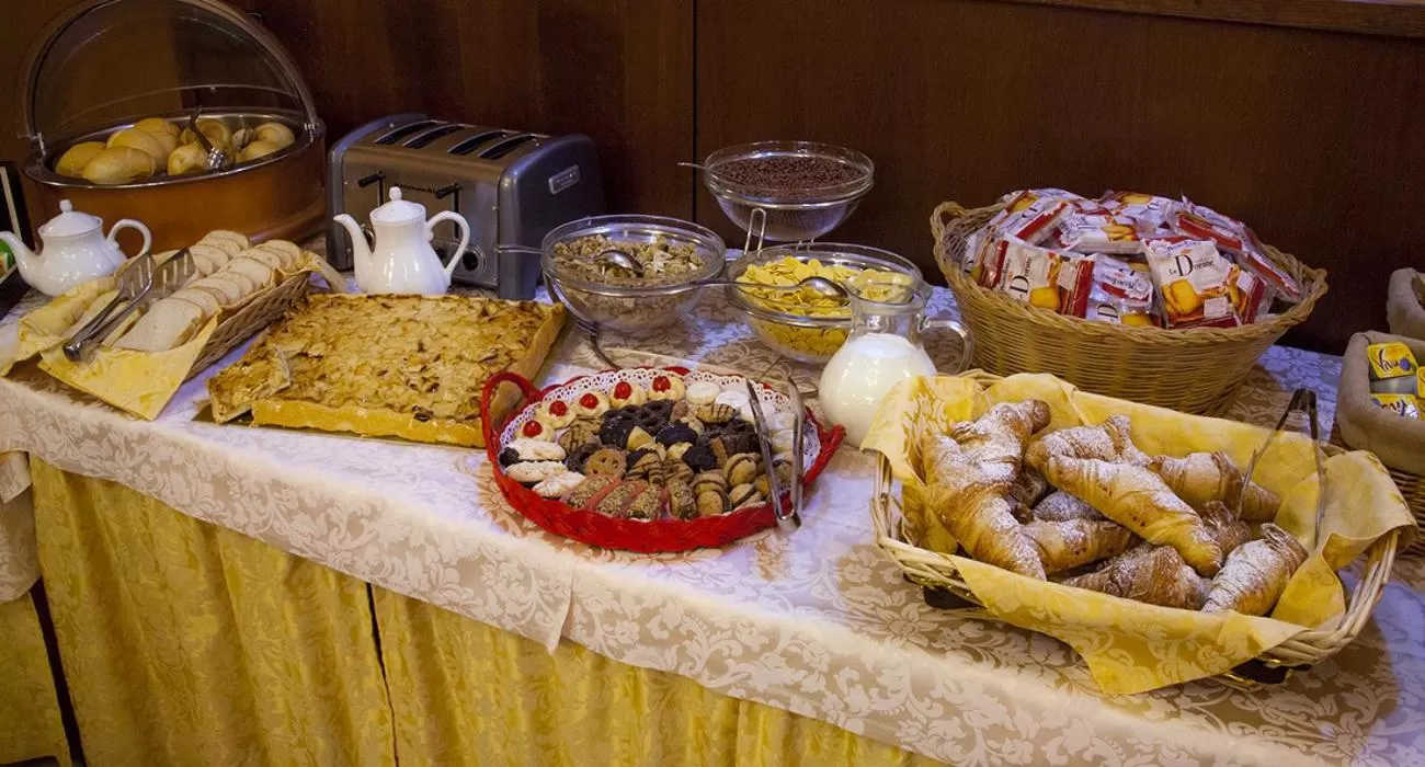 Buffet breakfast in Hotel Dama Bianca