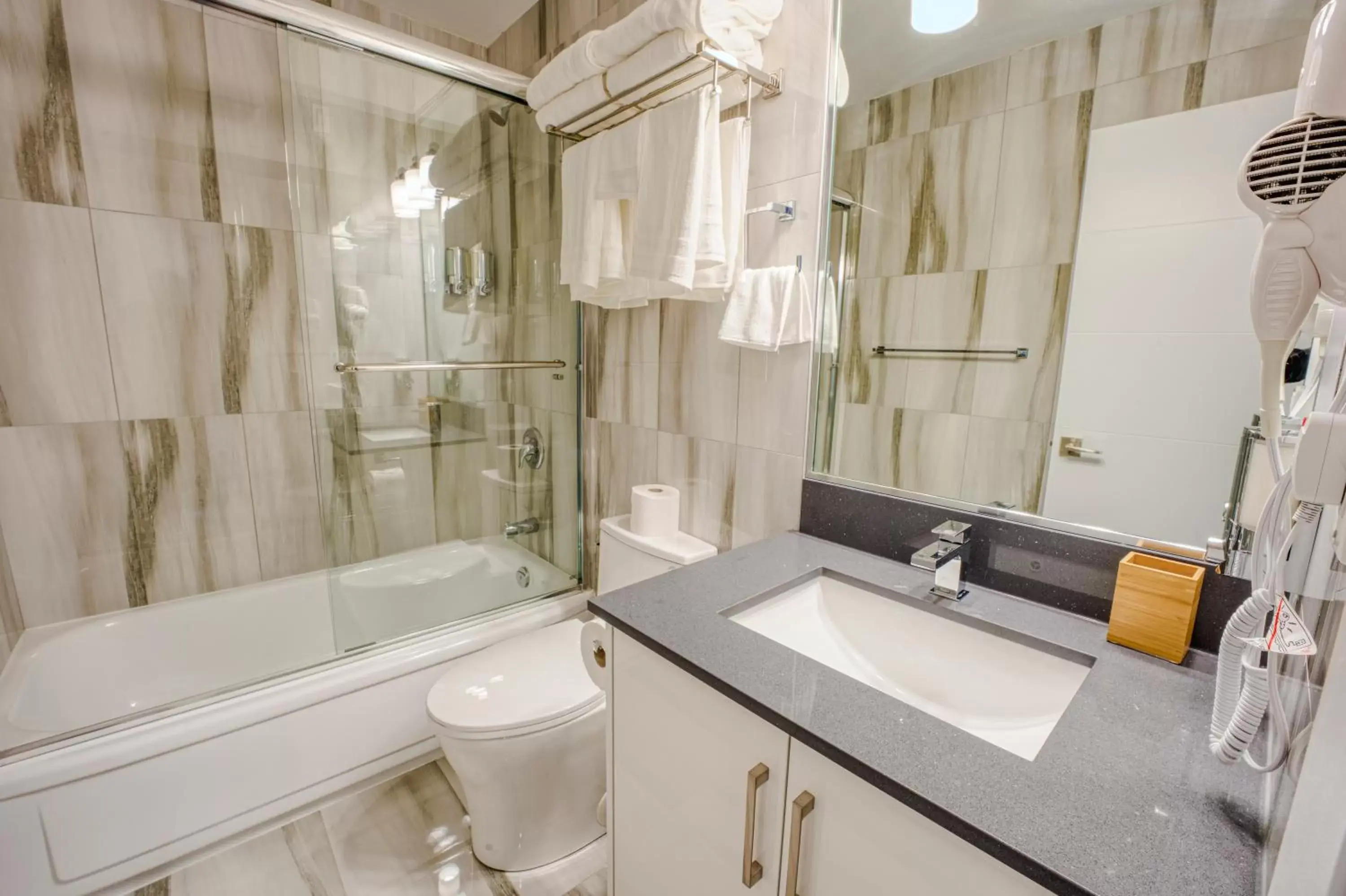 Deluxe King Suite in Harrison Grand Motel Deluxe King Suite in Harrison Grand Motel