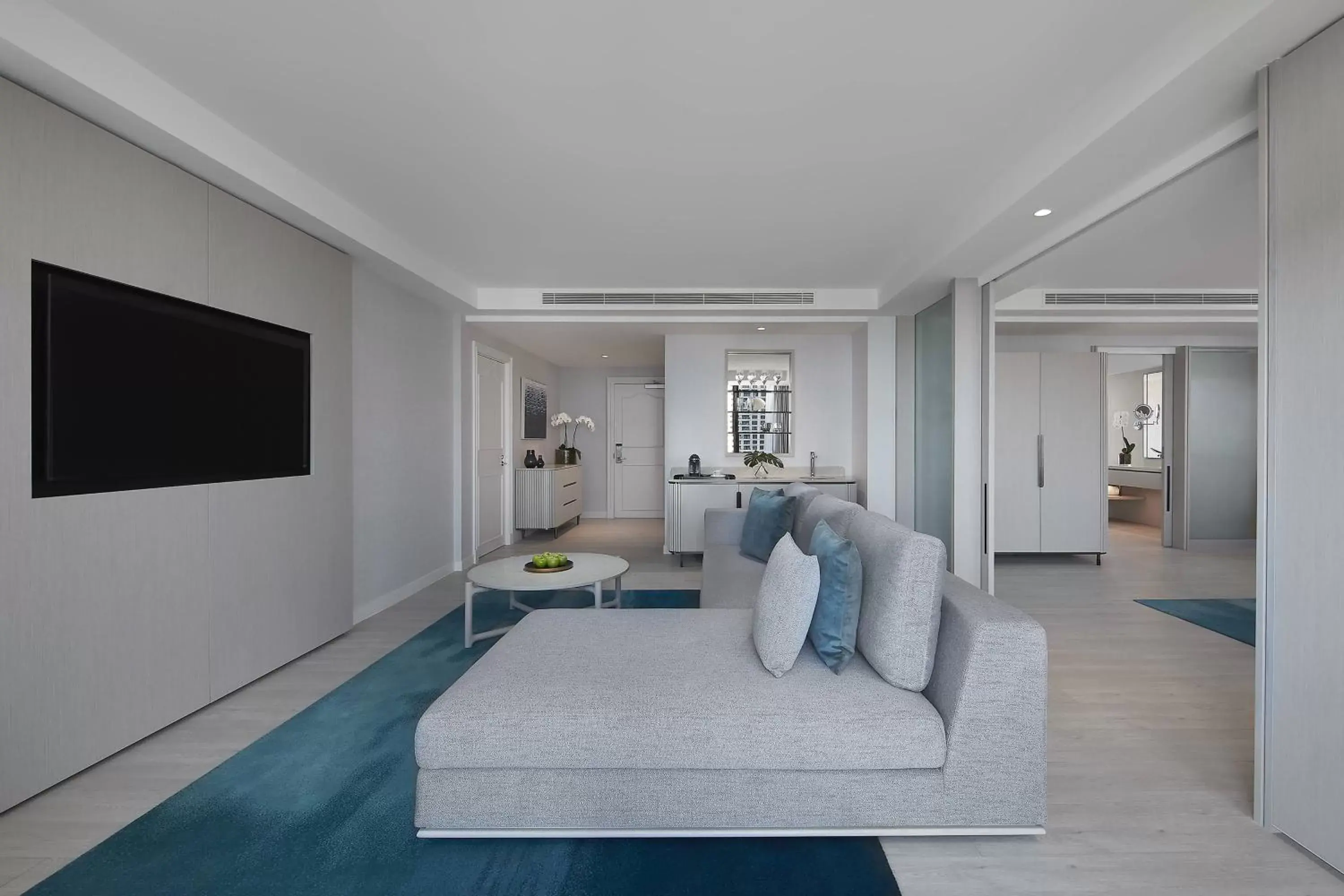 Living room, TV/Entertainment Center in JW Marriott Gold Coast Resort & Spa