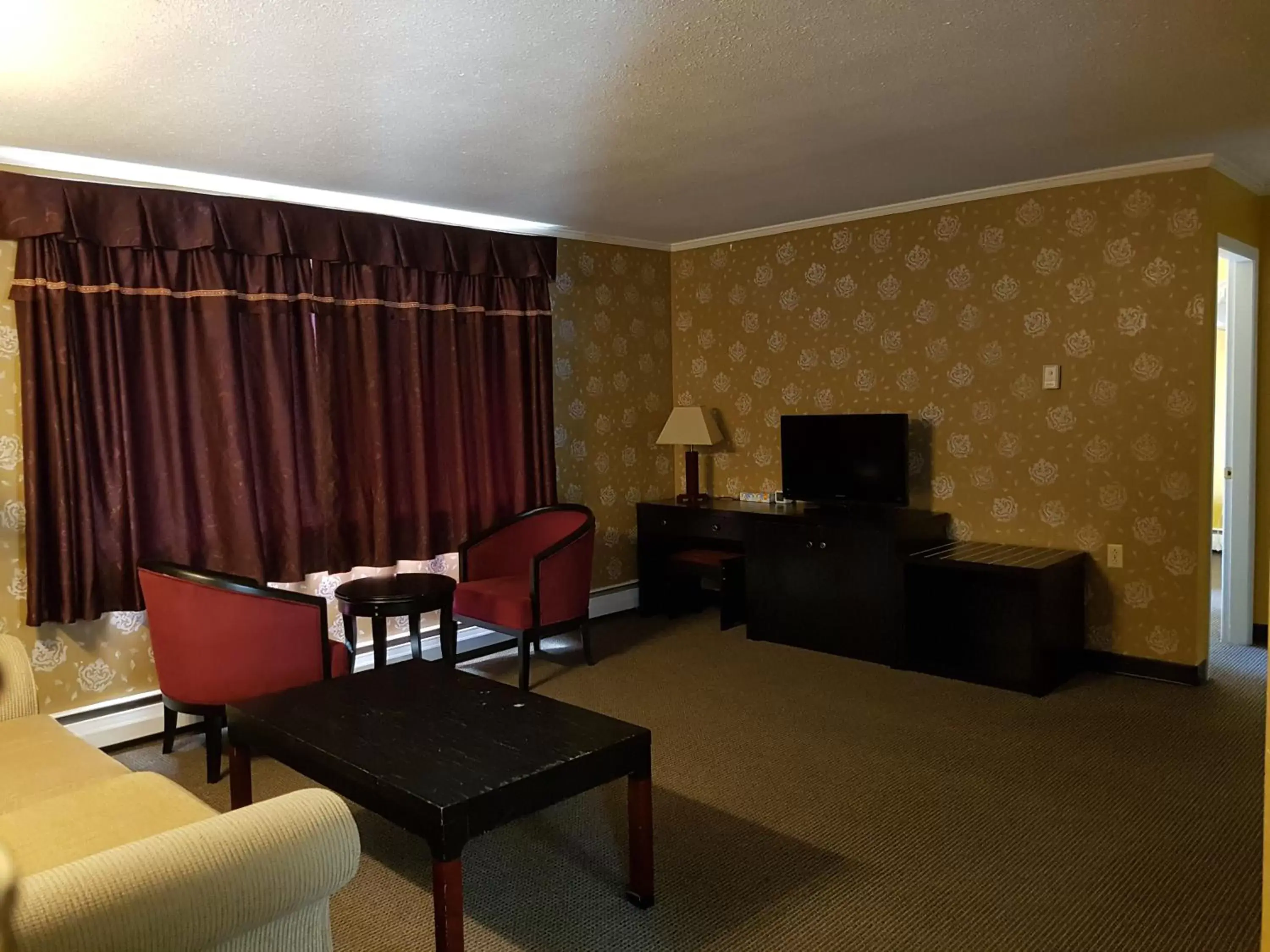 Living room, Seating Area in Alpine Inn & Suites