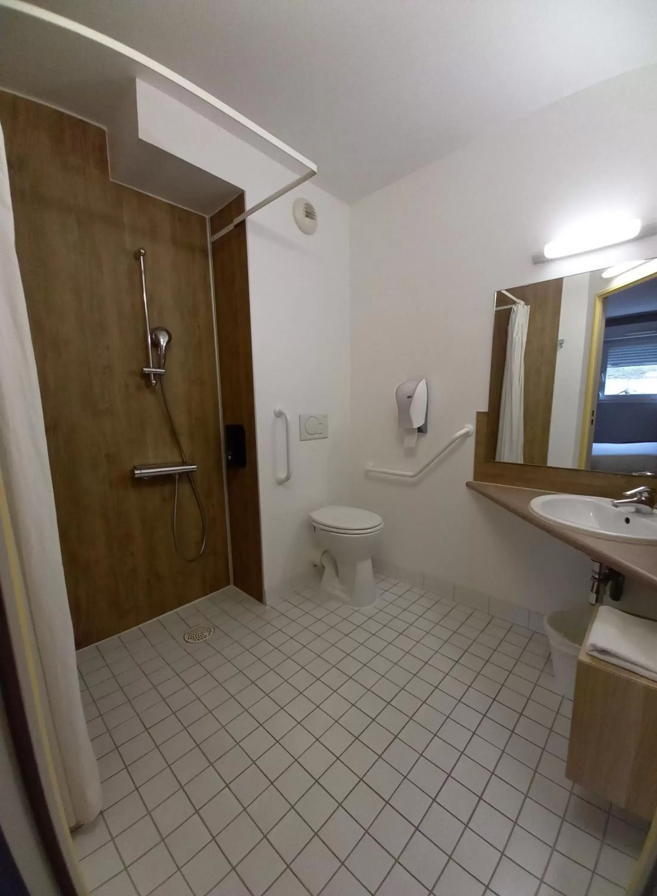 Facility for disabled guests, Bathroom in B&B HOTEL Saint-Etienne Monthieu