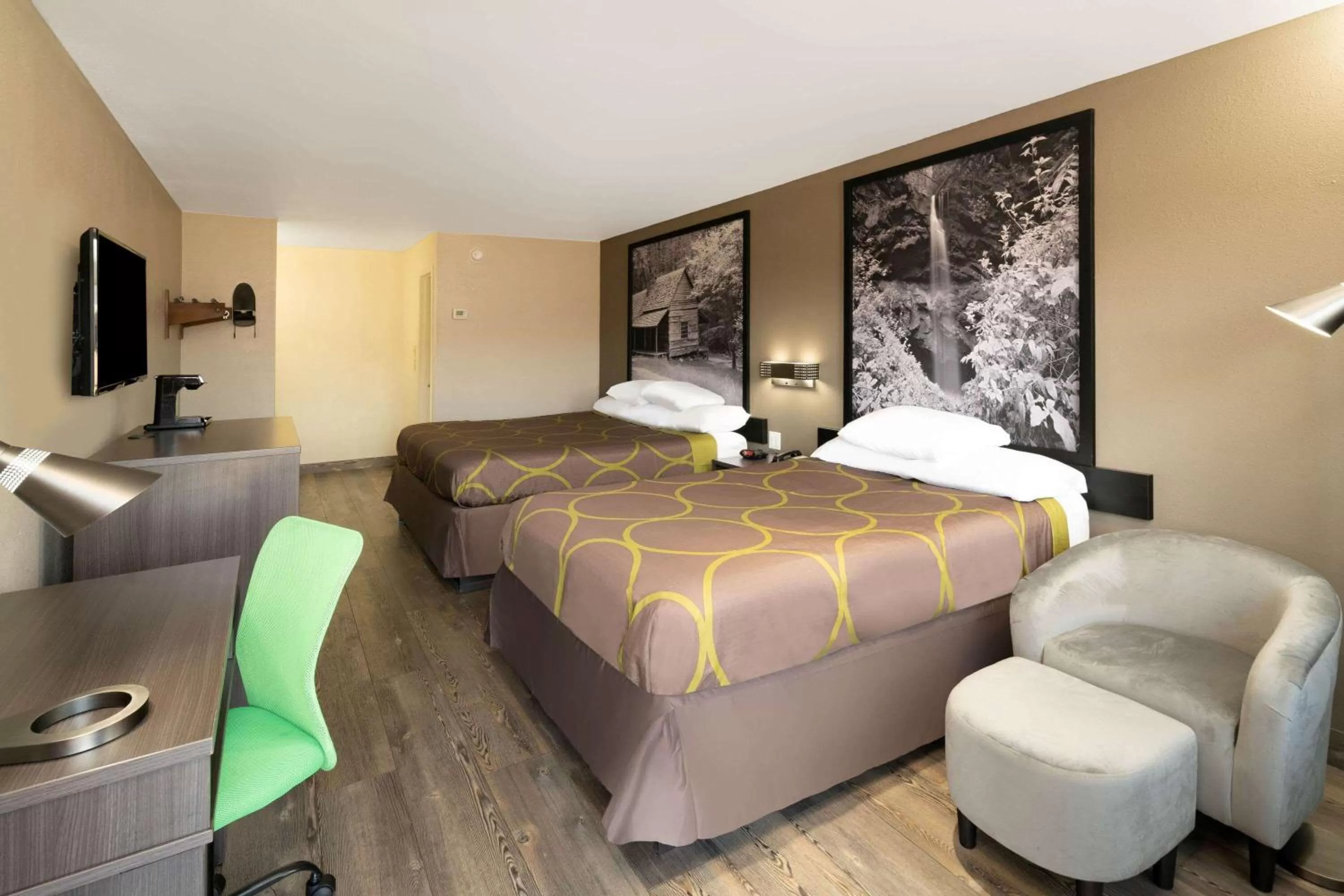 Photo of the whole room, Bed in Super 8 by Wyndham Cleveland