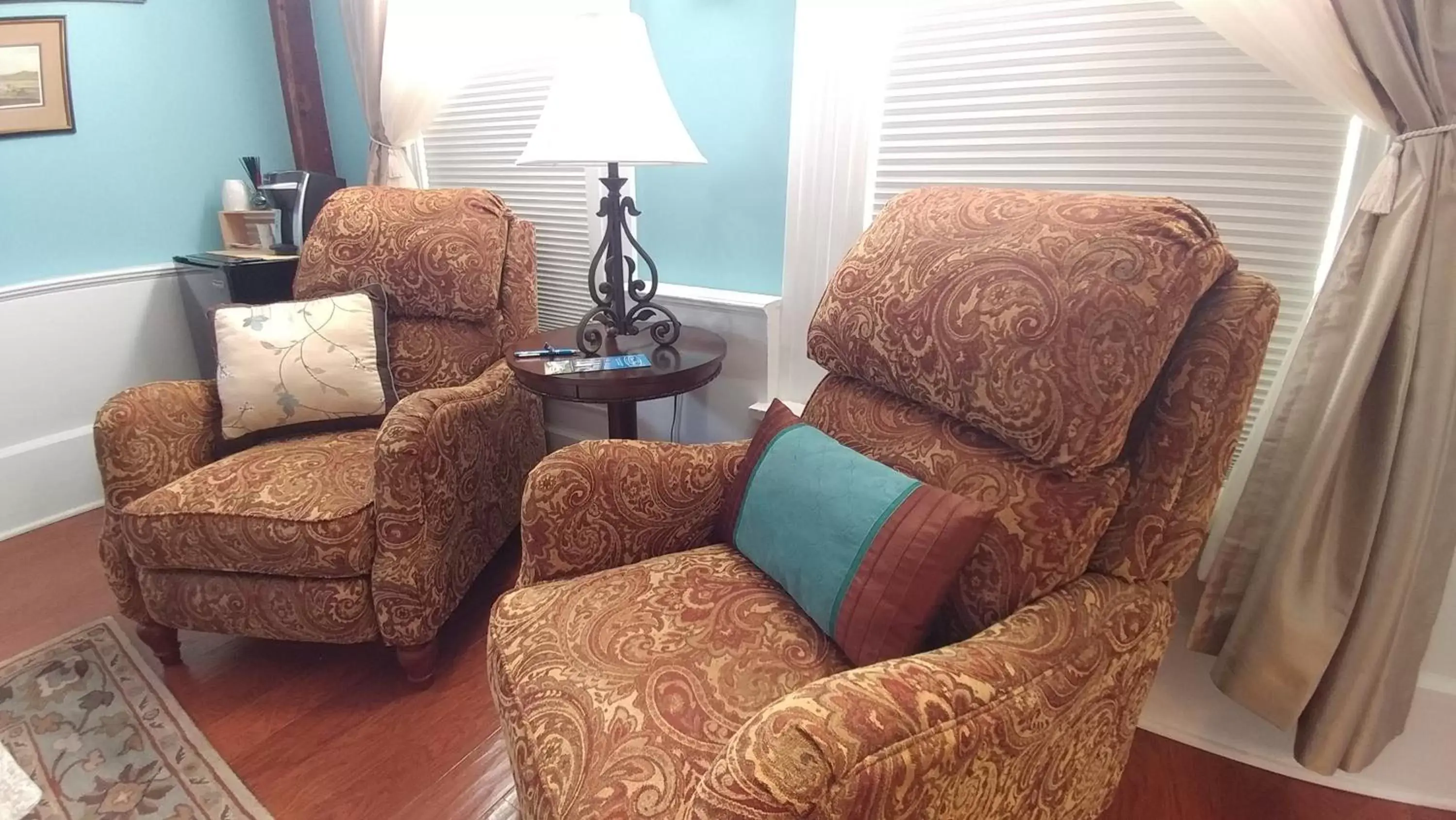 Seating Area in 2 River Road Inn Cottages