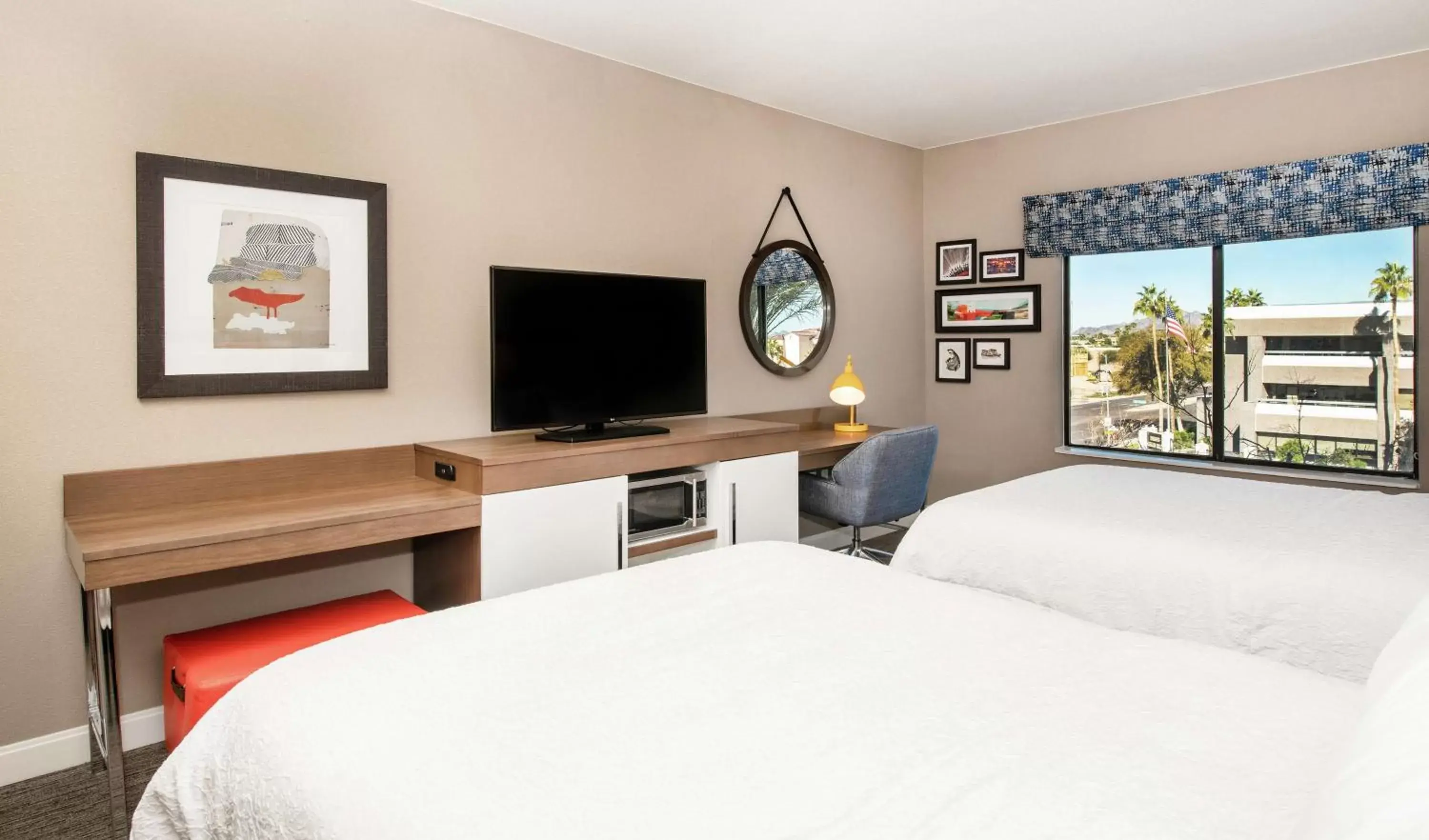Bedroom, TV/Entertainment Center in Hampton Inn Phoenix Airport North