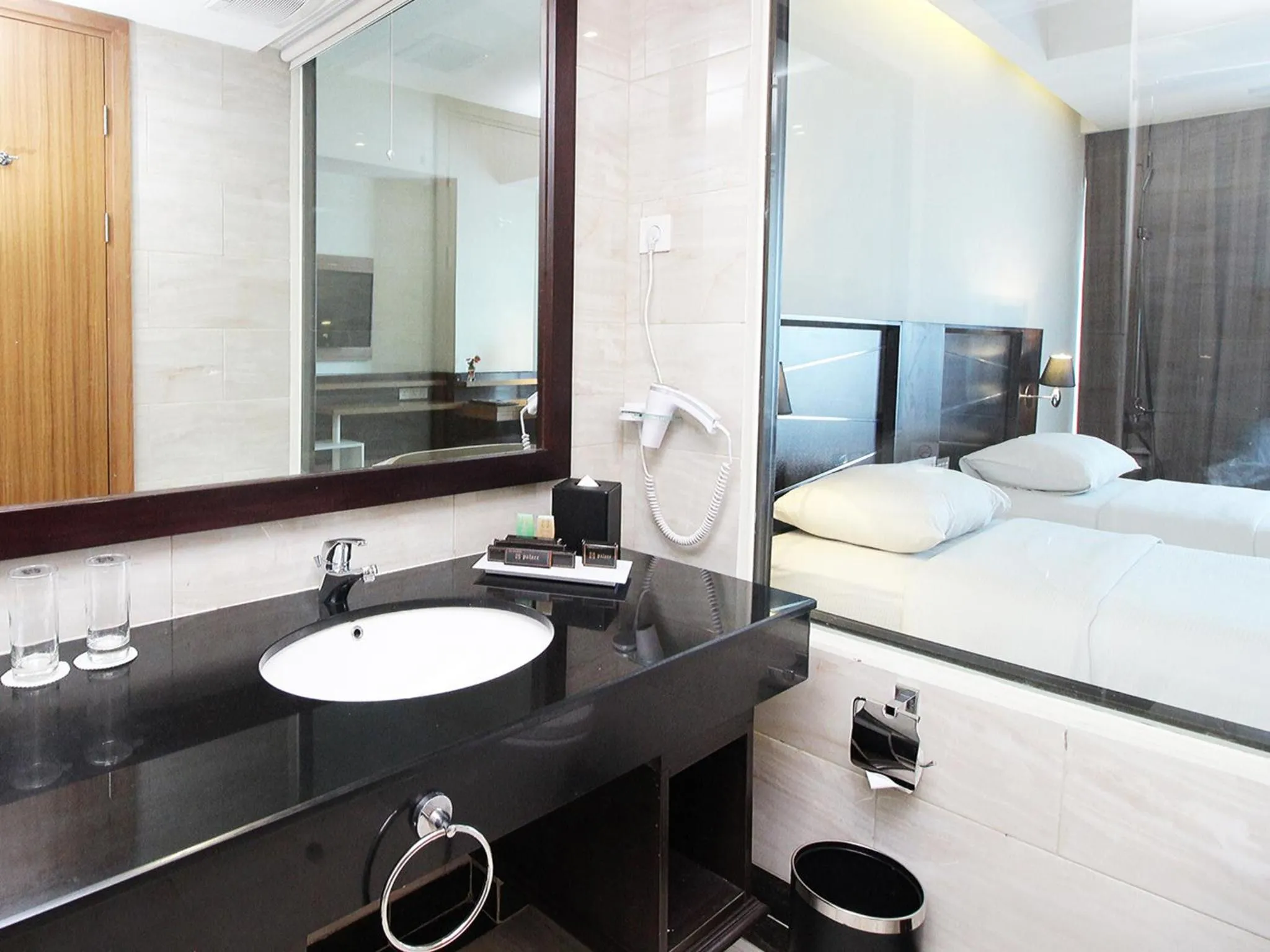 Bathroom, Bed in Java Palace Hotel
