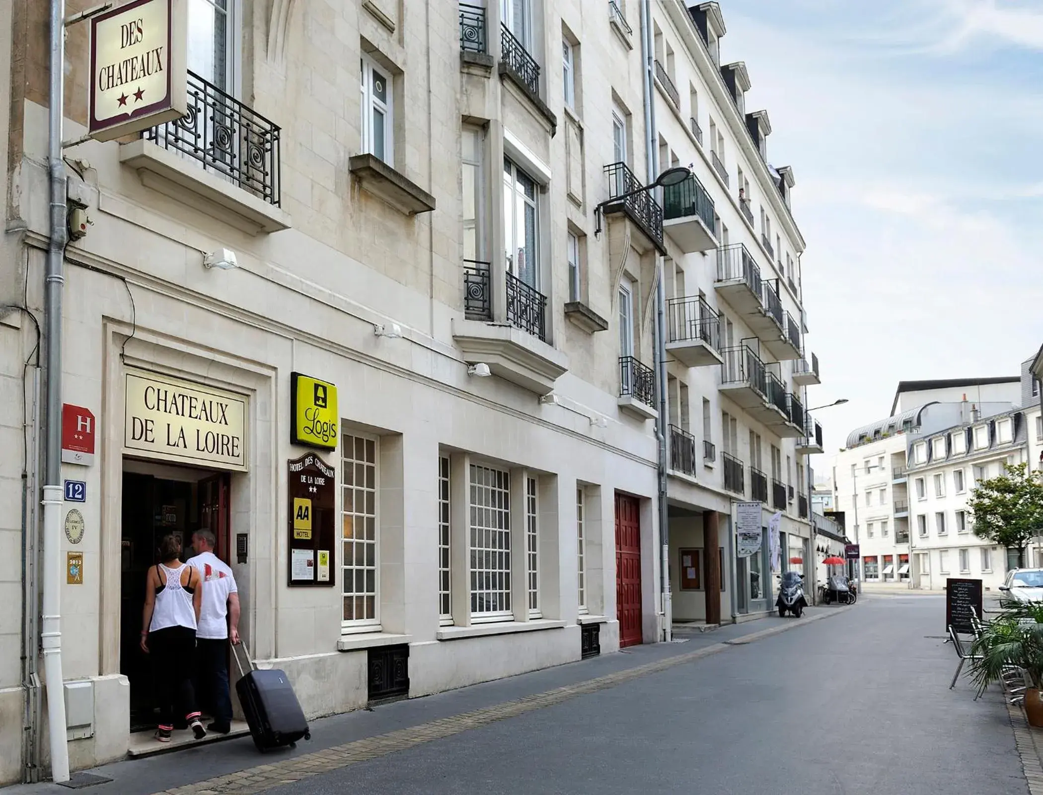 Property building in Logis Hôtel Des Châteaux De La Loire