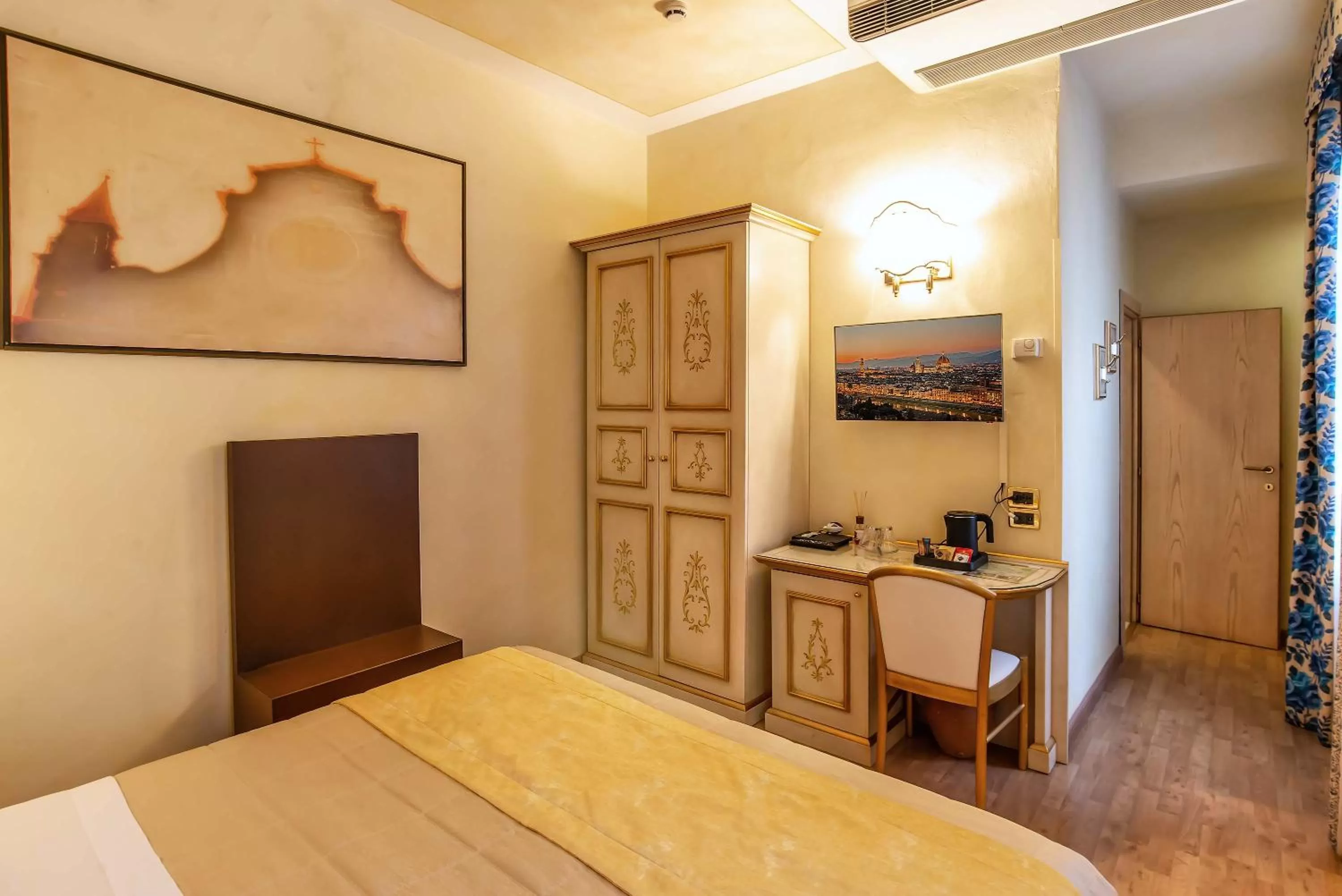 Bed in Hotel Alba Palace