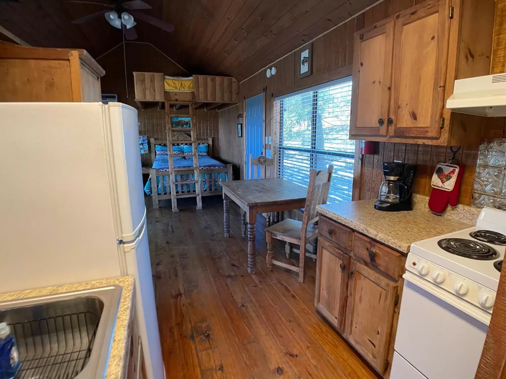 Dining area, Kitchen/Kitchenette in Walnut Canyon Cabins